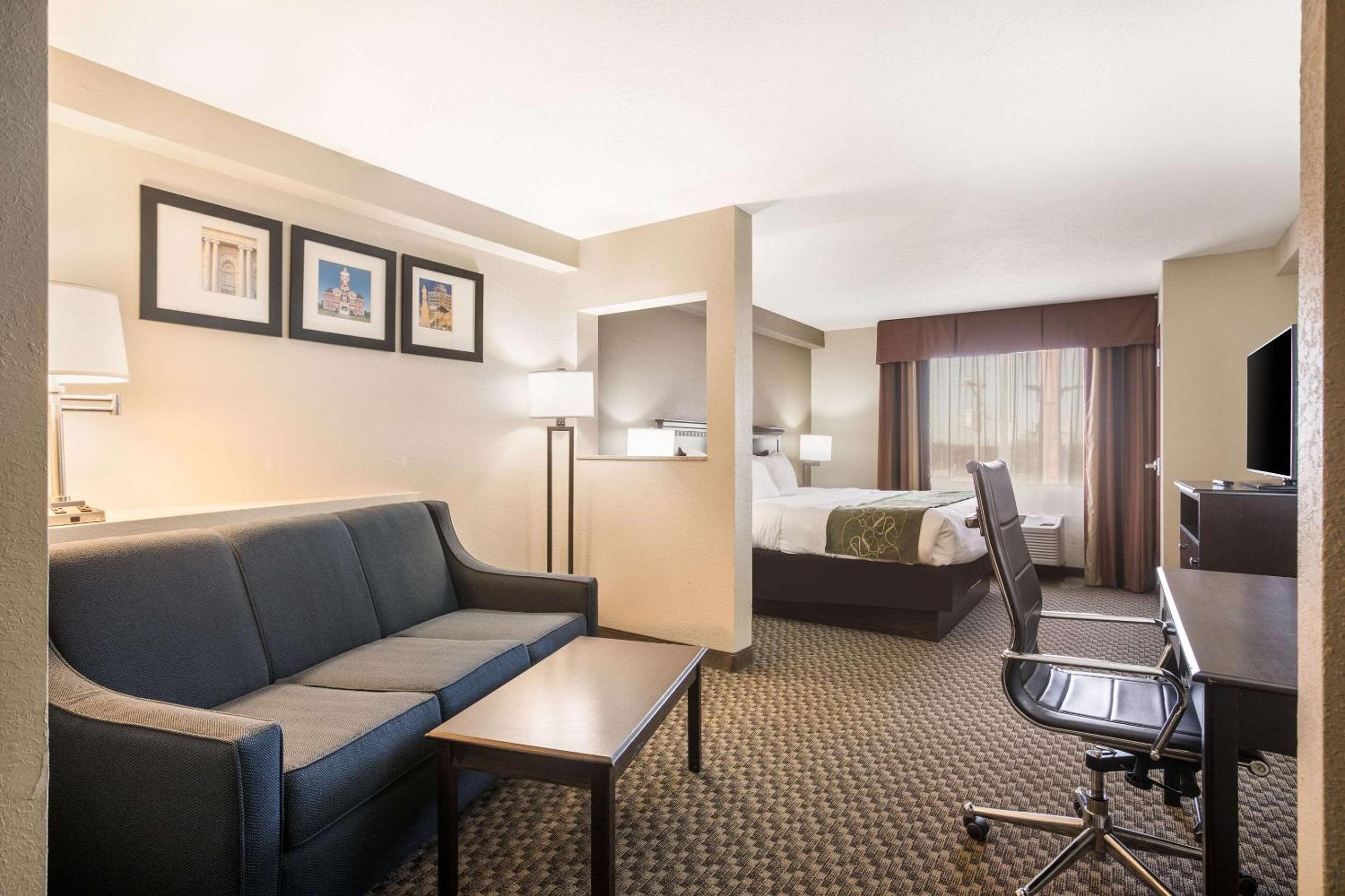 King Suite - Non-Smoking - Photo 1