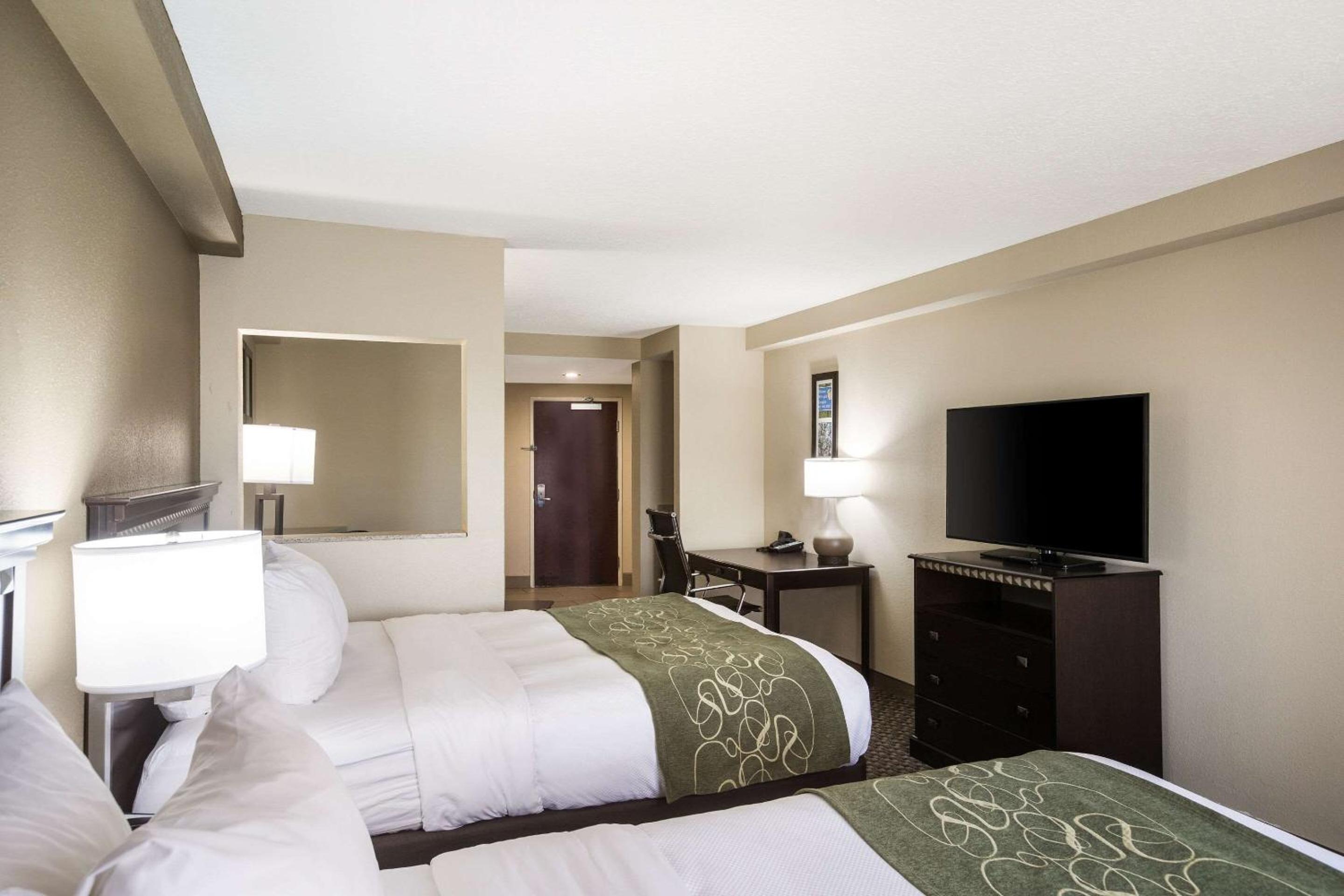 Queen Suite with Two Queen Beds - Non-Smoking - Photo 6