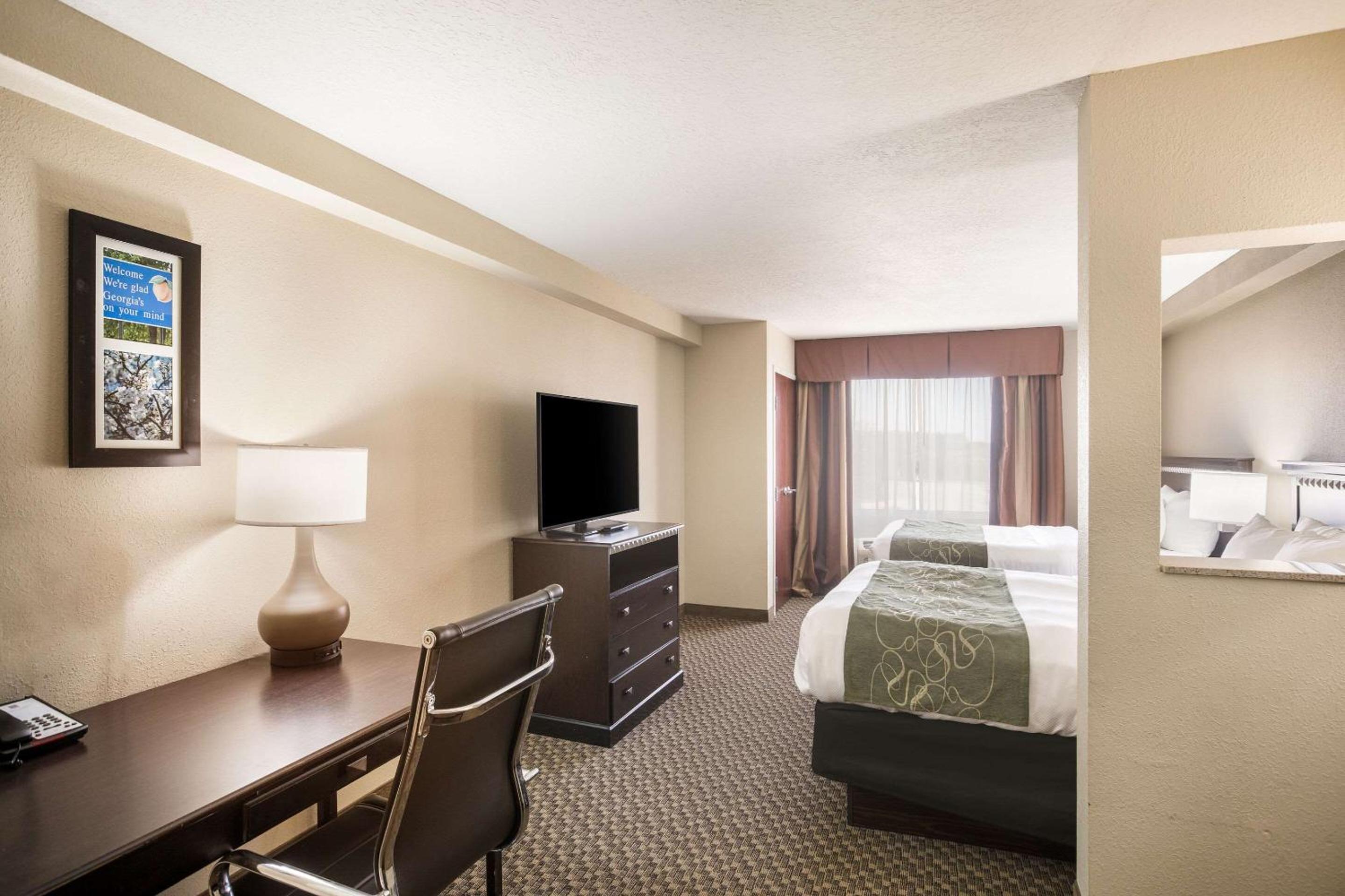 Queen Suite with Two Queen Beds - Non-Smoking - Photo 5