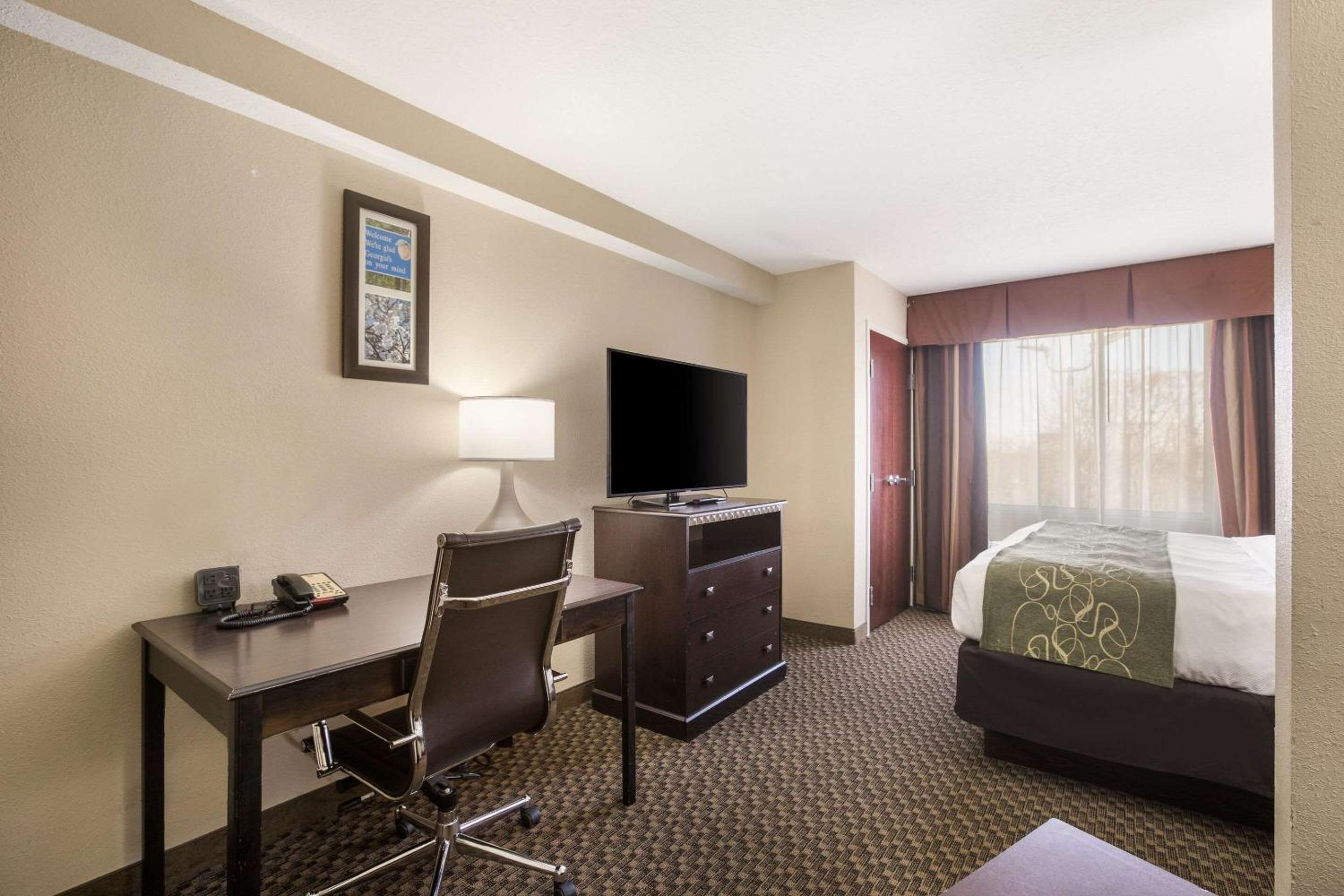 King Suite - Non-Smoking - Photo 8