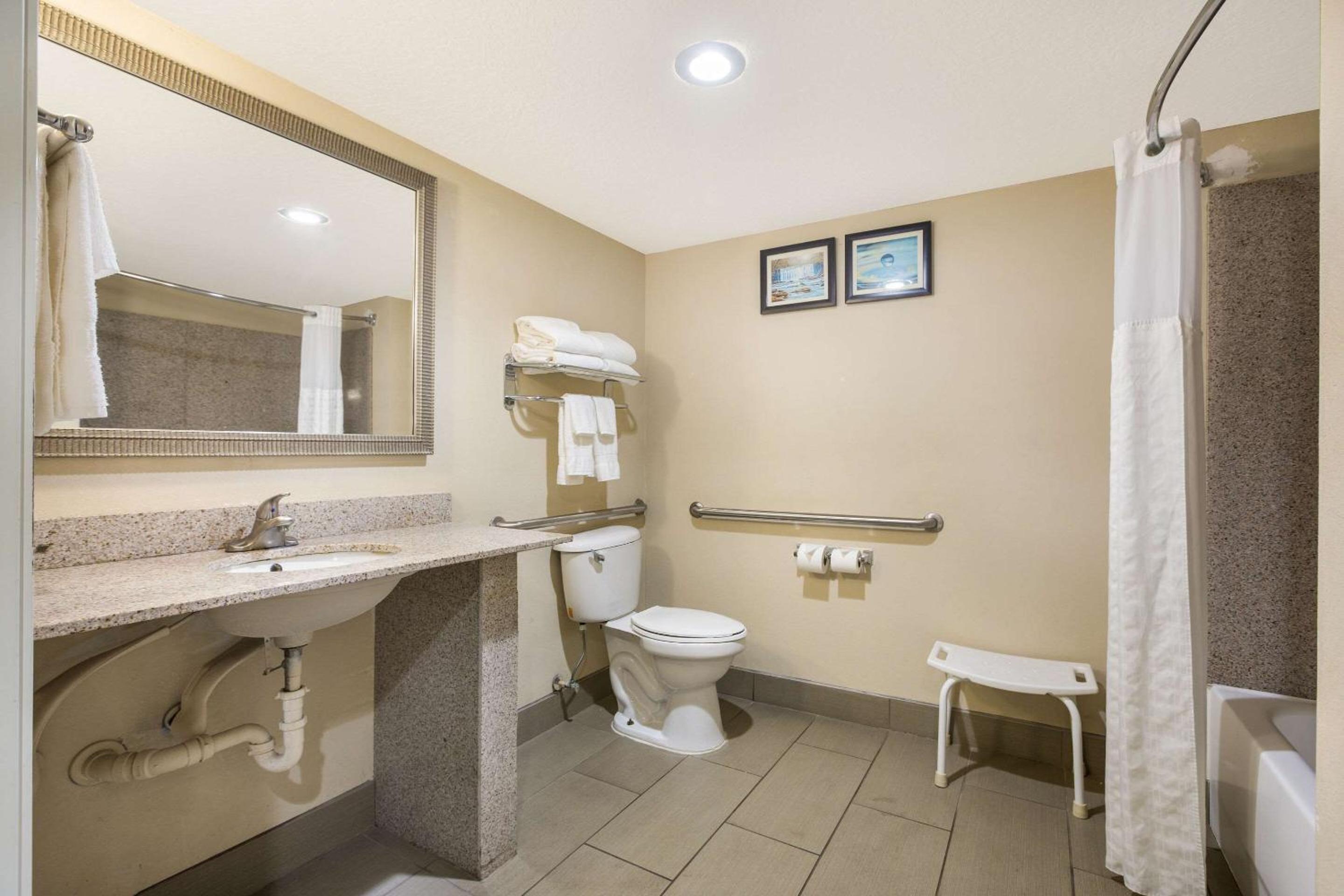 King Suite - Accessible/Non-Smoking - Photo 7