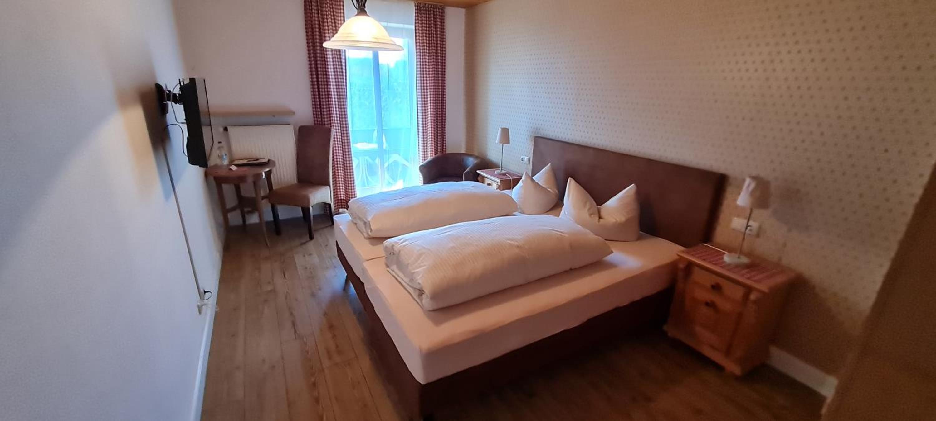 Twin Room with Balcony - Photo 2