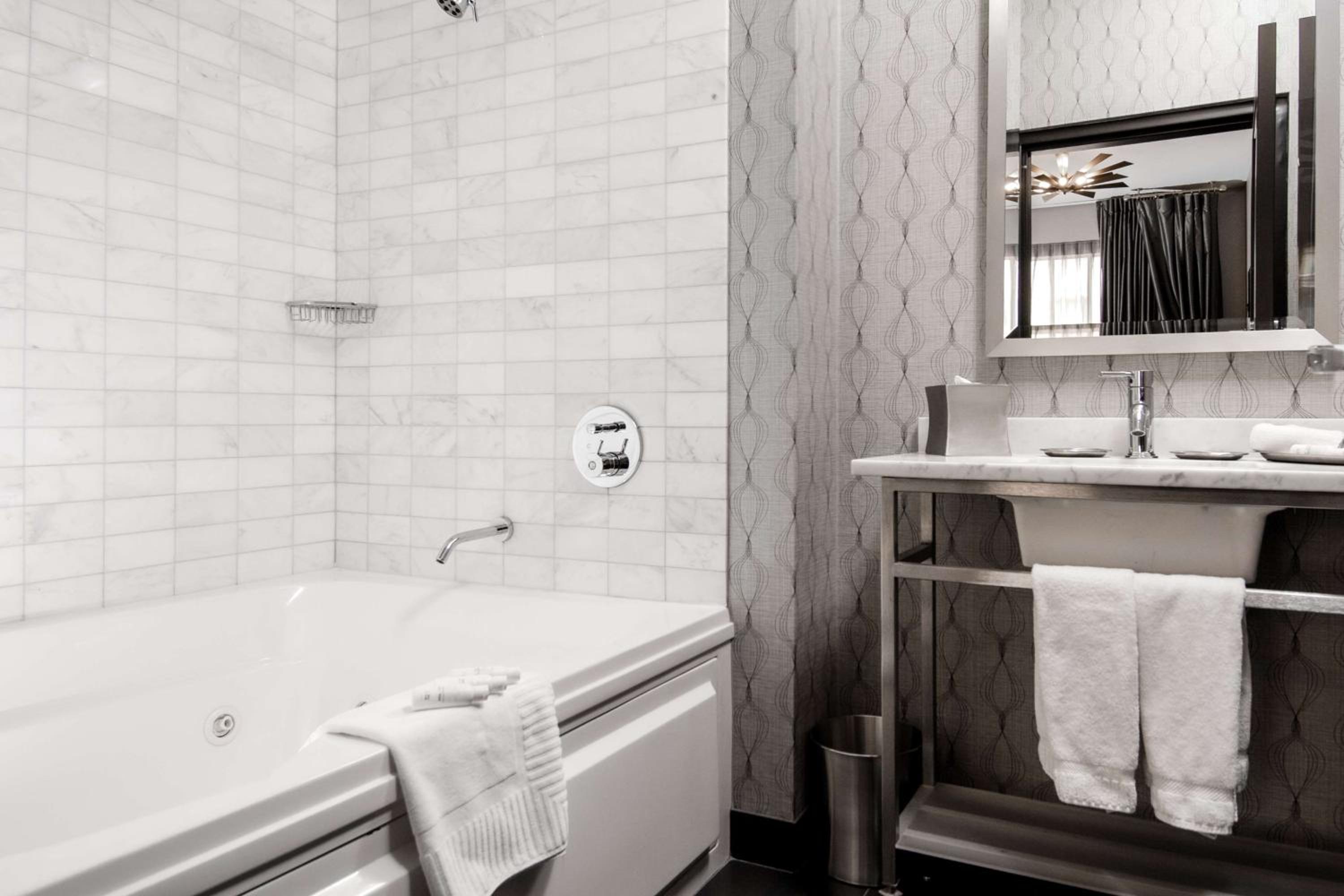 One-Bedroom King Suite with Two Person Tub - Photo 2