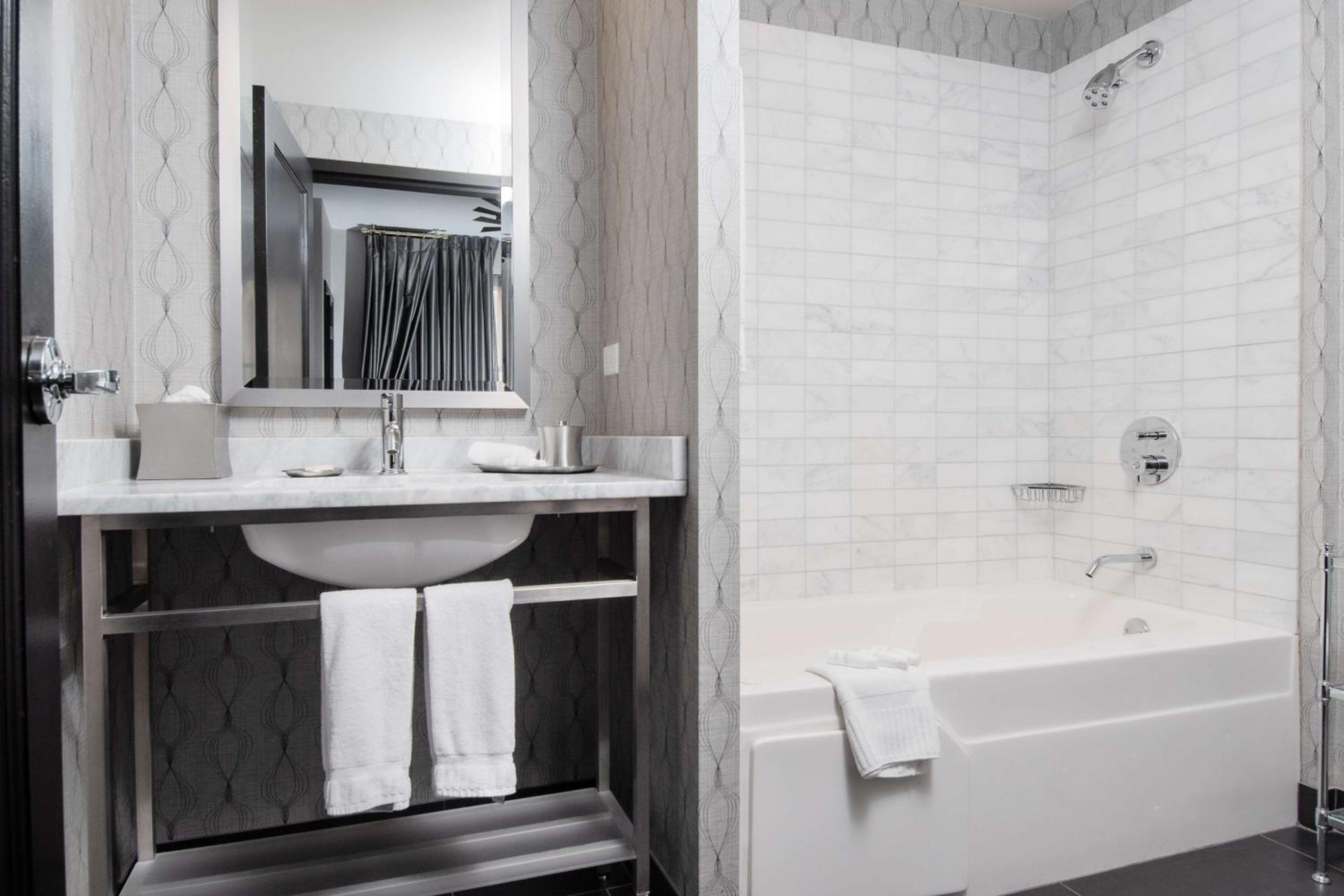 One-Bedroom King Suite with Tub - Mobility Accessible - Photo 2