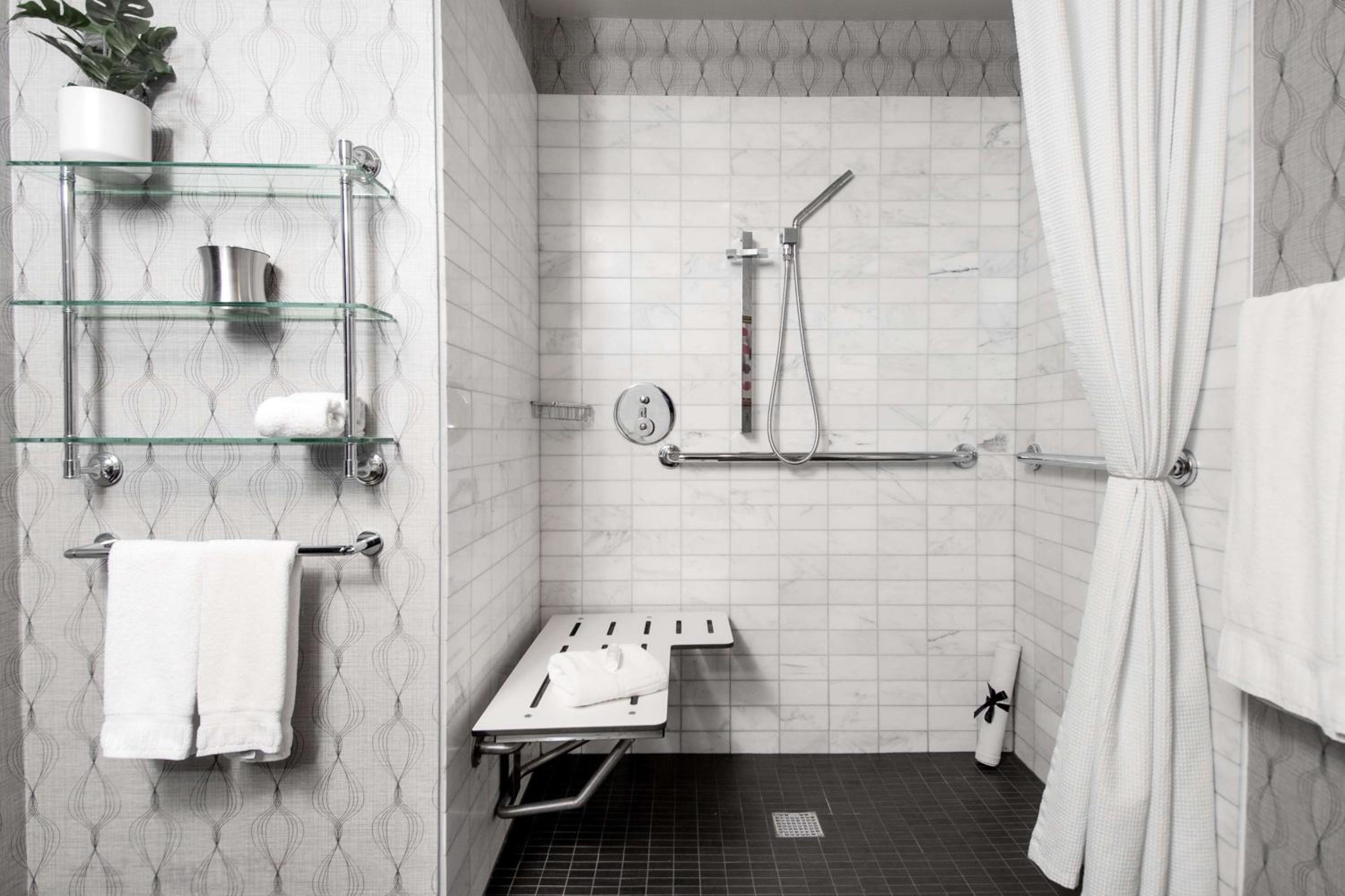 King Room with Roll-In Shower - Disability Access - Photo 7