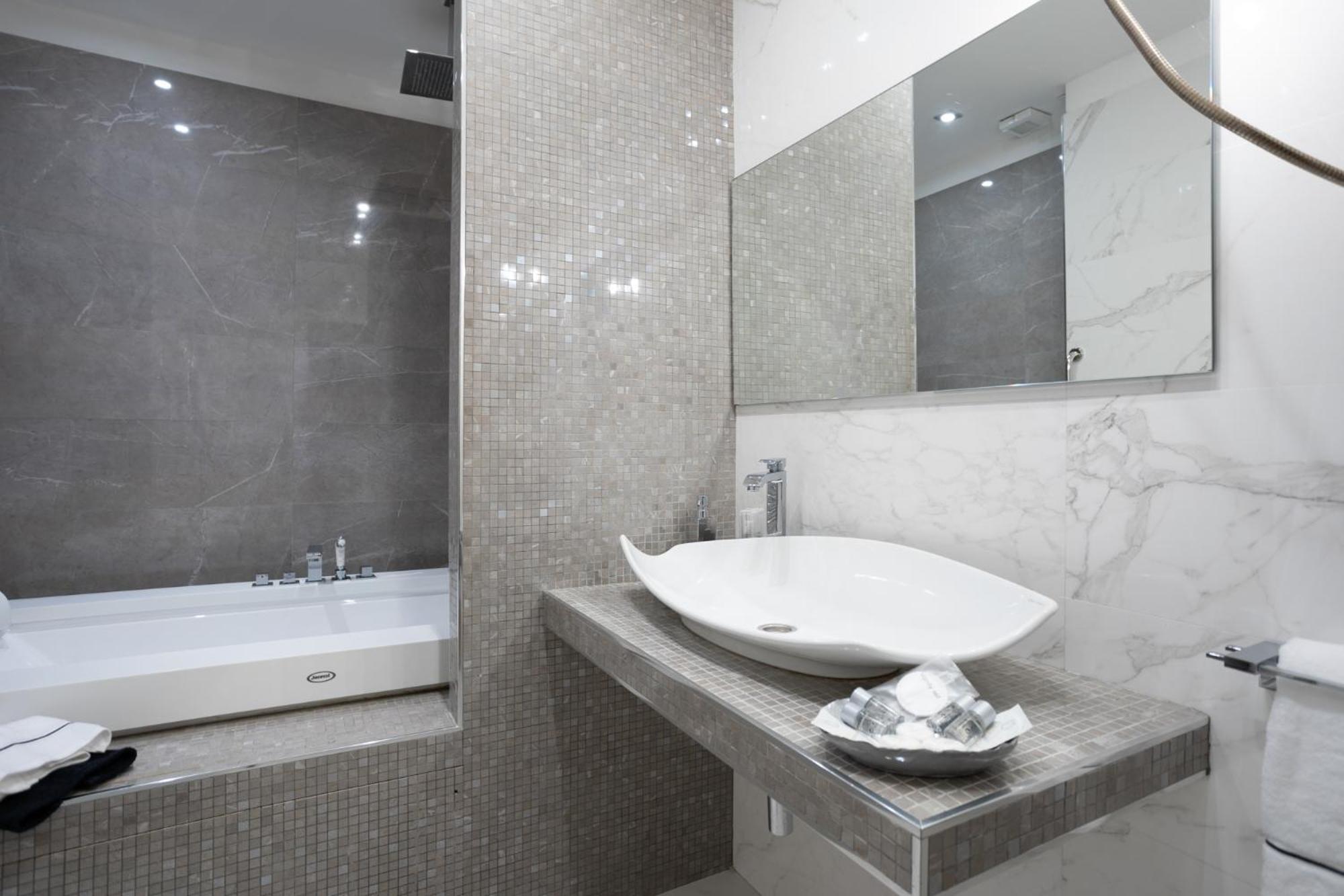 Deluxe Double Room with Spa Bath  photo 3