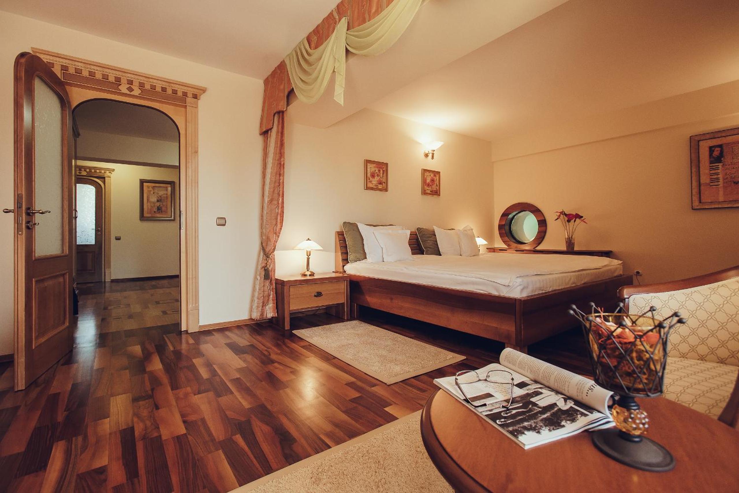 Deluxe One-Bedroom Suite (2 Adults + 2 Children) - Photo 17
