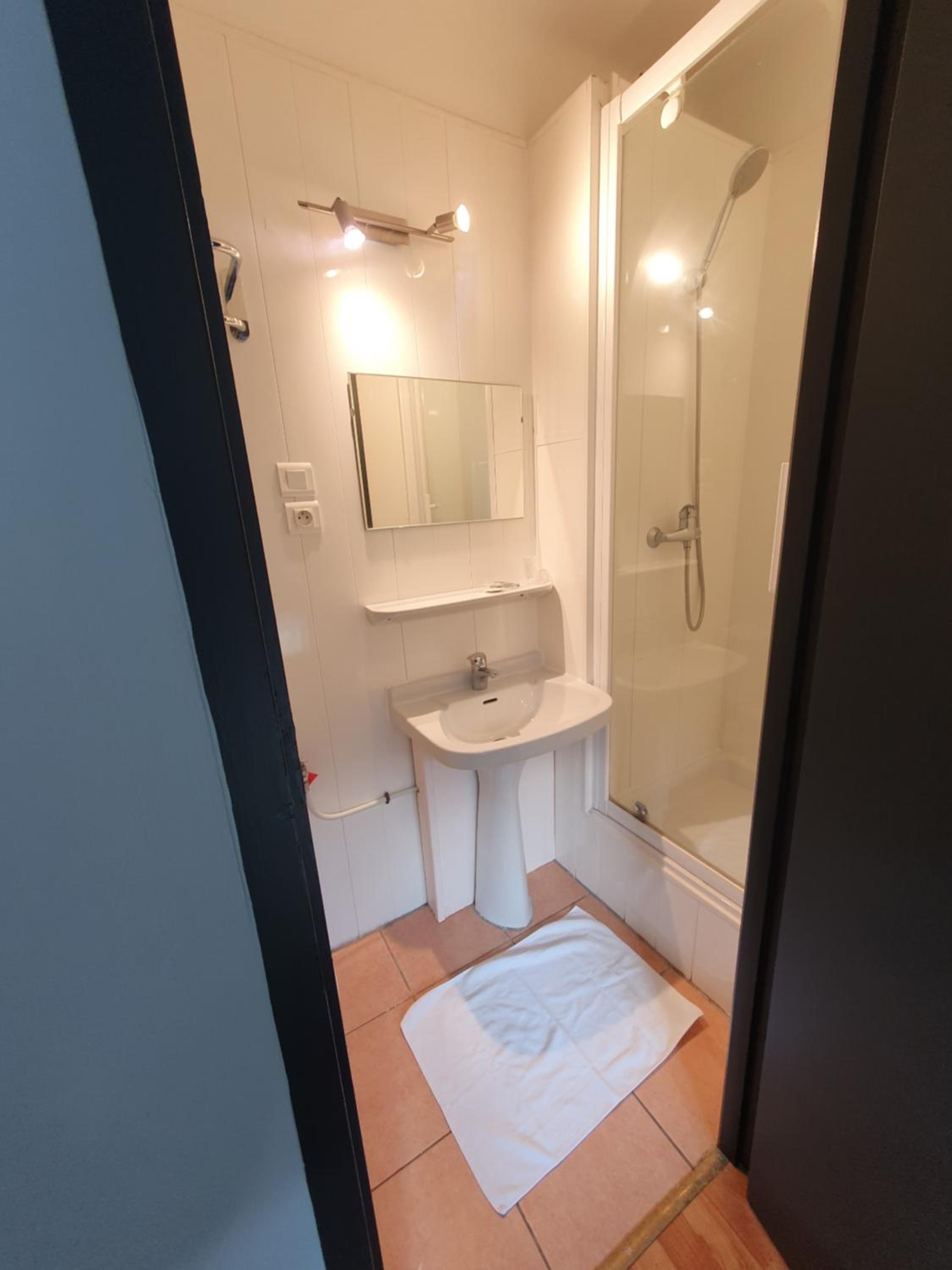 Double Room with Private Bathroom - Photo 4