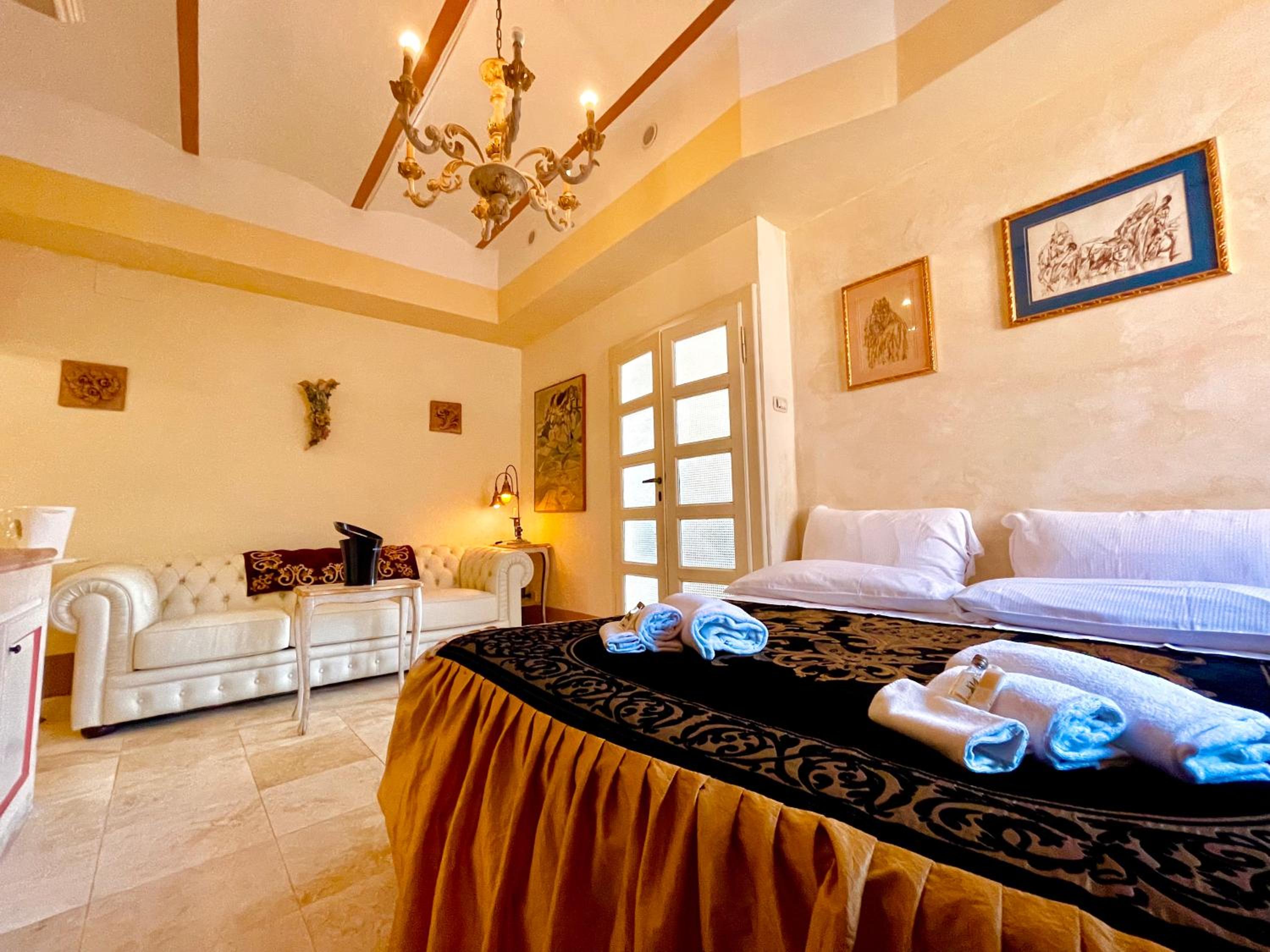 Suite with Spa Access photo 3