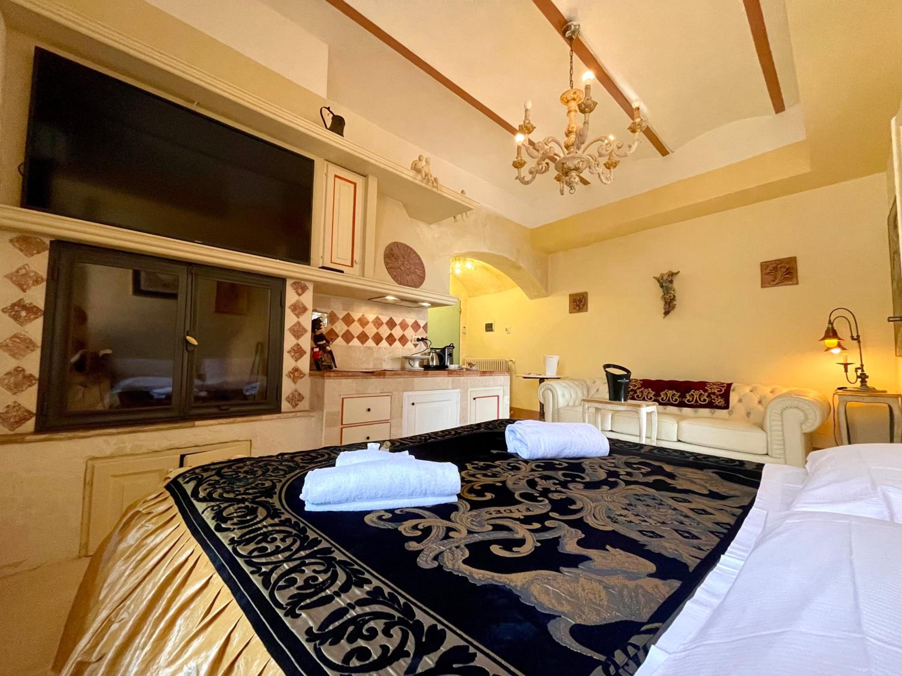 Suite with Spa Access photo 1