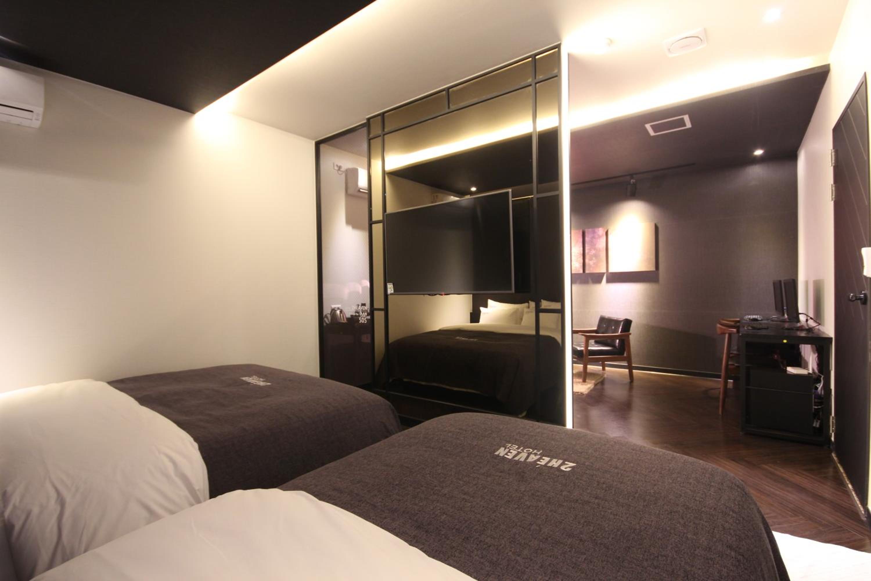 Family Twin Room - Photo 5