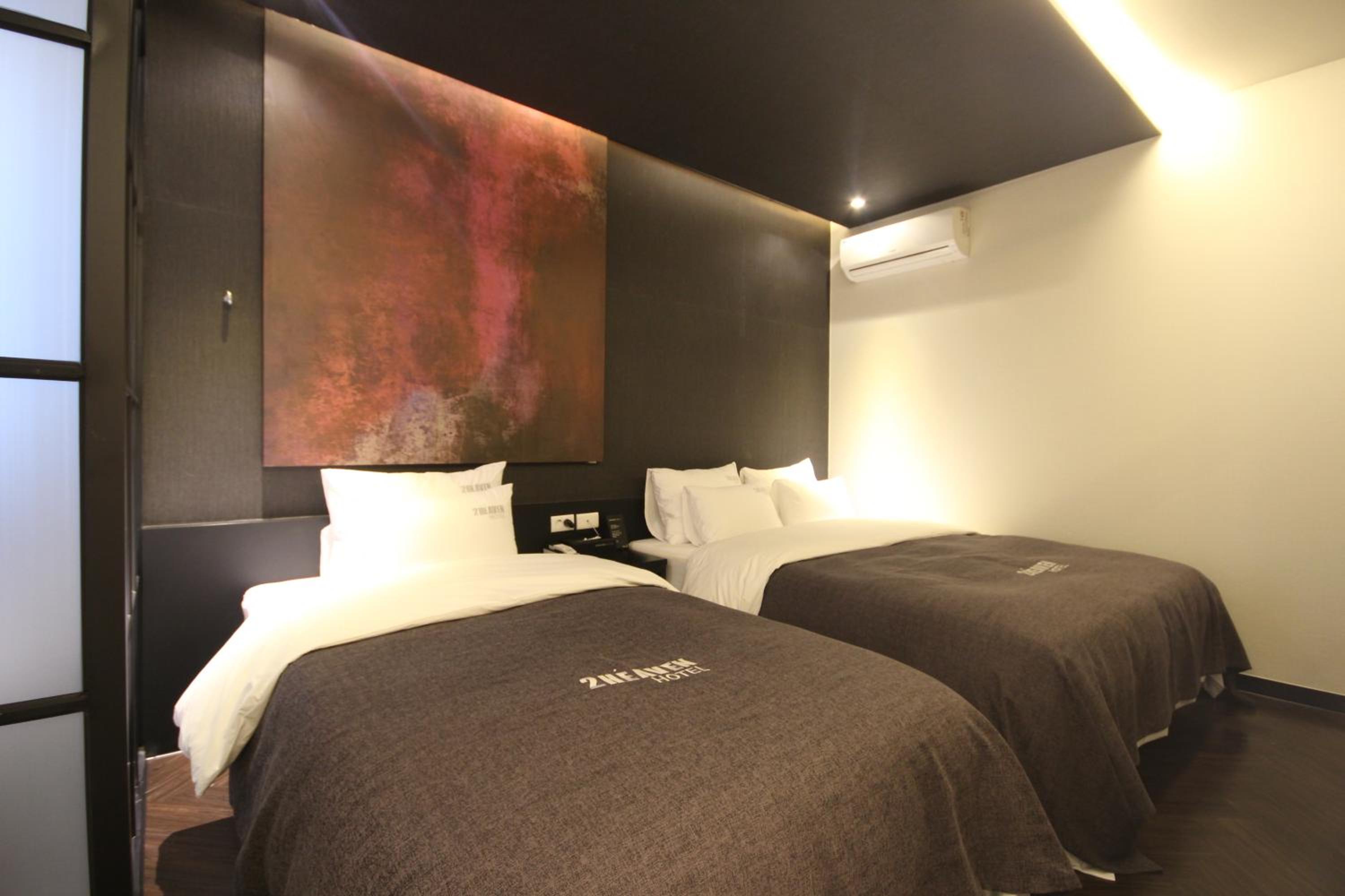 Family Twin Room - Photo 4
