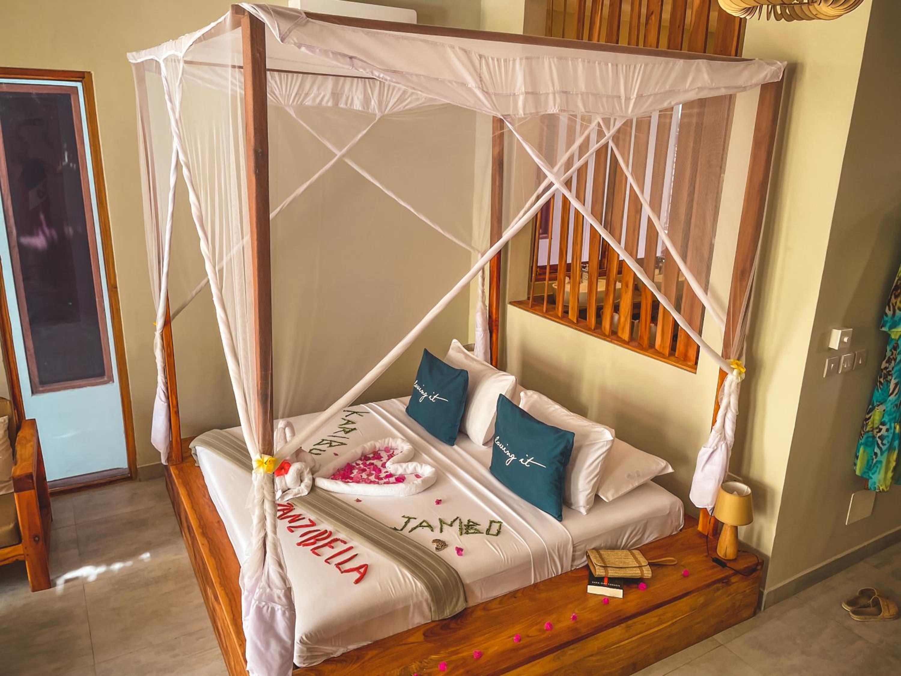 Deluxe Double Room with Balcony - Photo 11