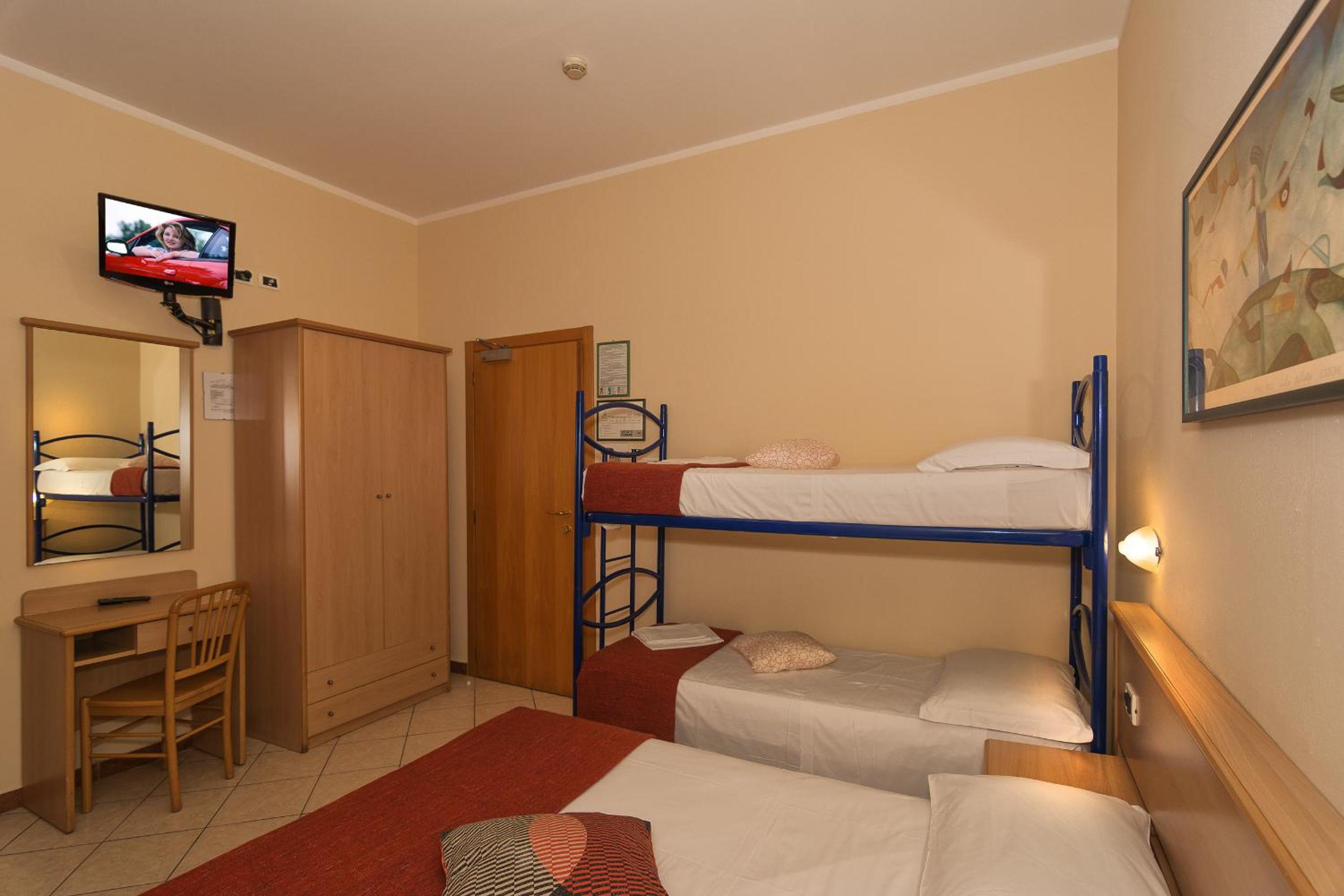 Quadruple Room - Photo 5