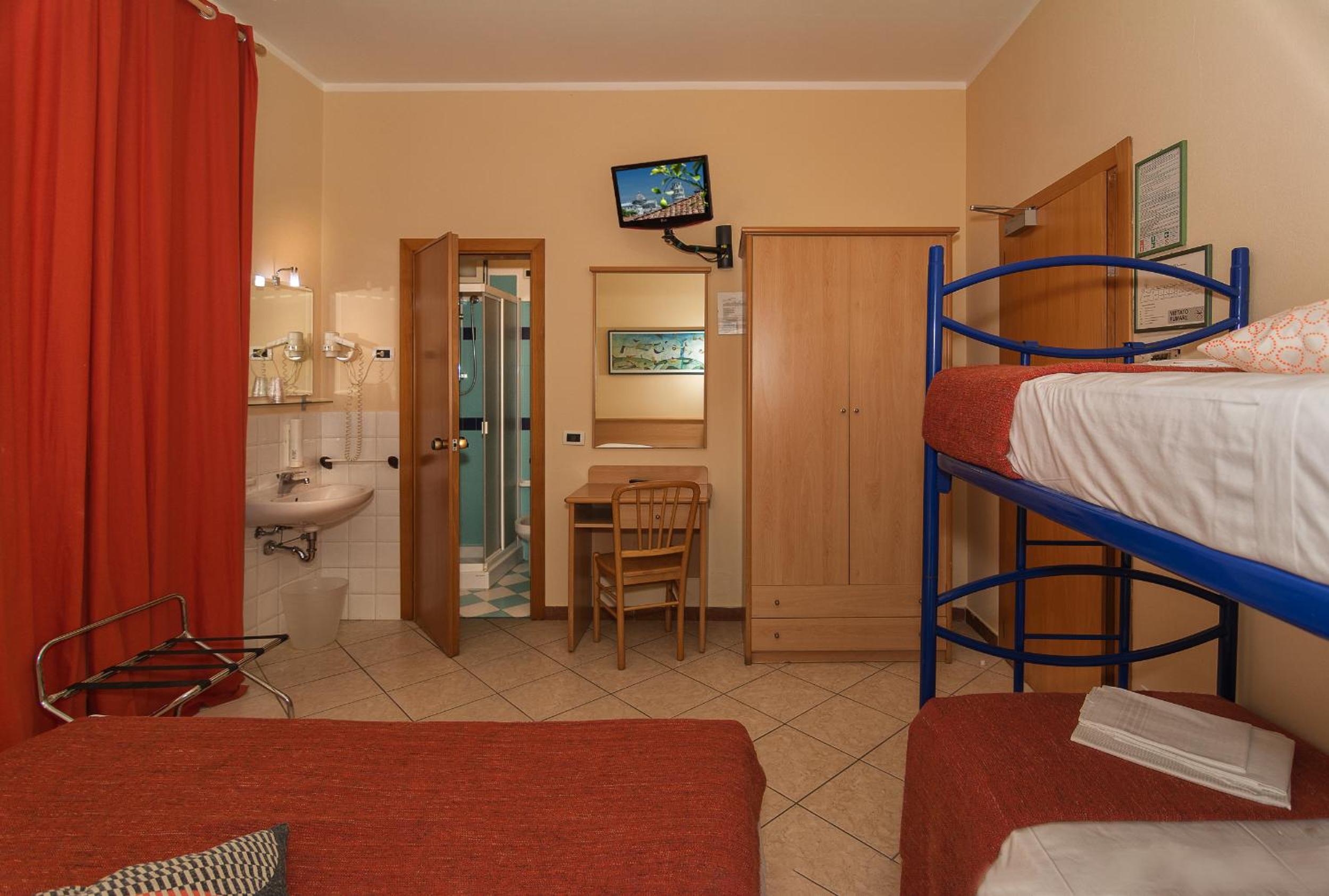 Quadruple Room - Photo 3