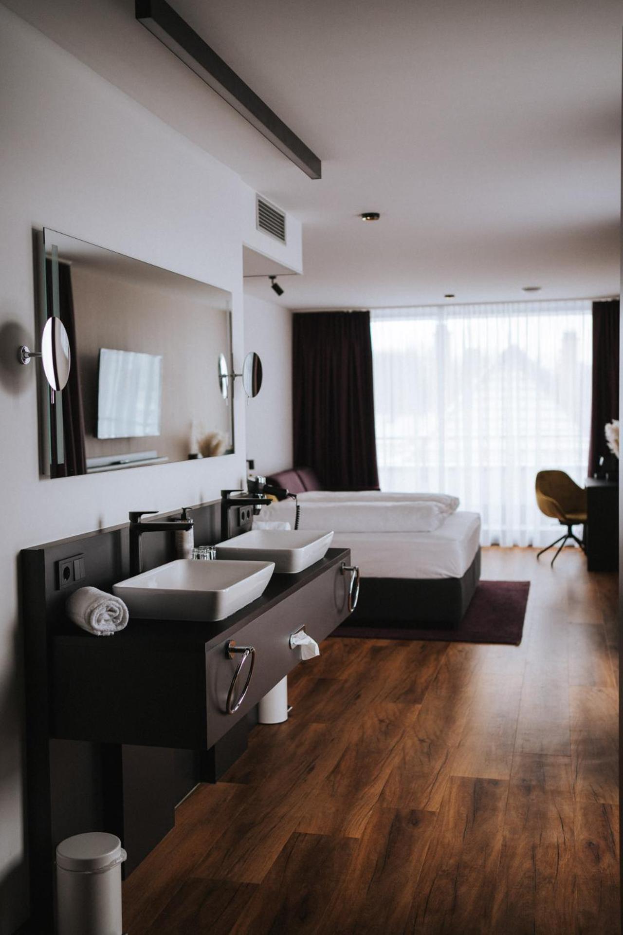Suite with Balcony - Photo 2