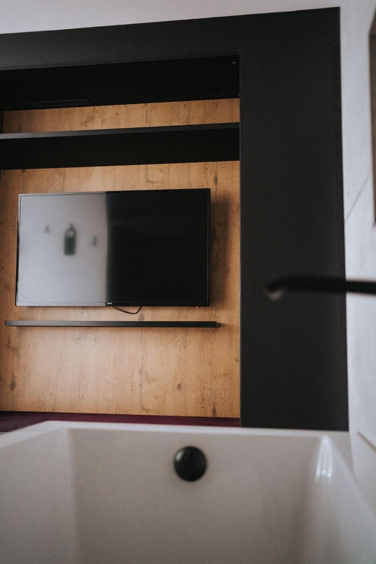 Suite with Balcony - Photo 4