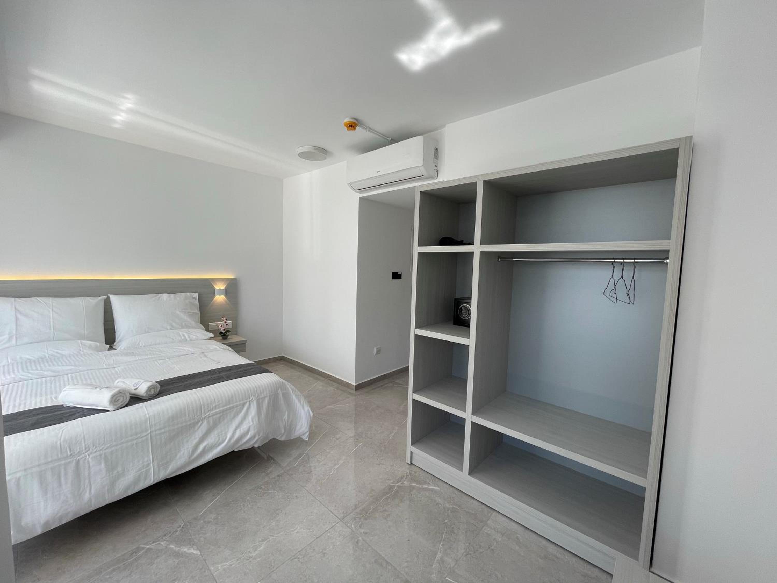 Double Room with Balcony - Photo 16