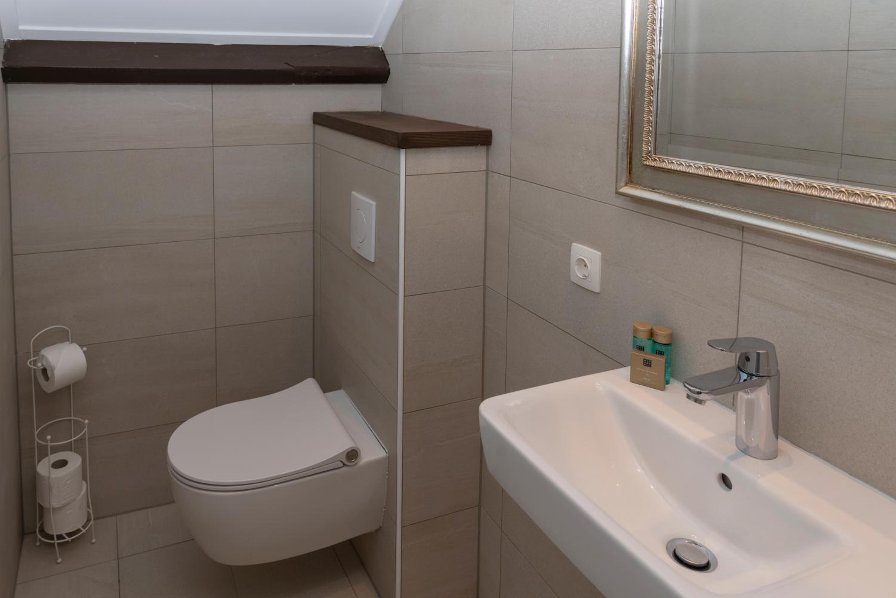 Large Twin Room - Photo 4