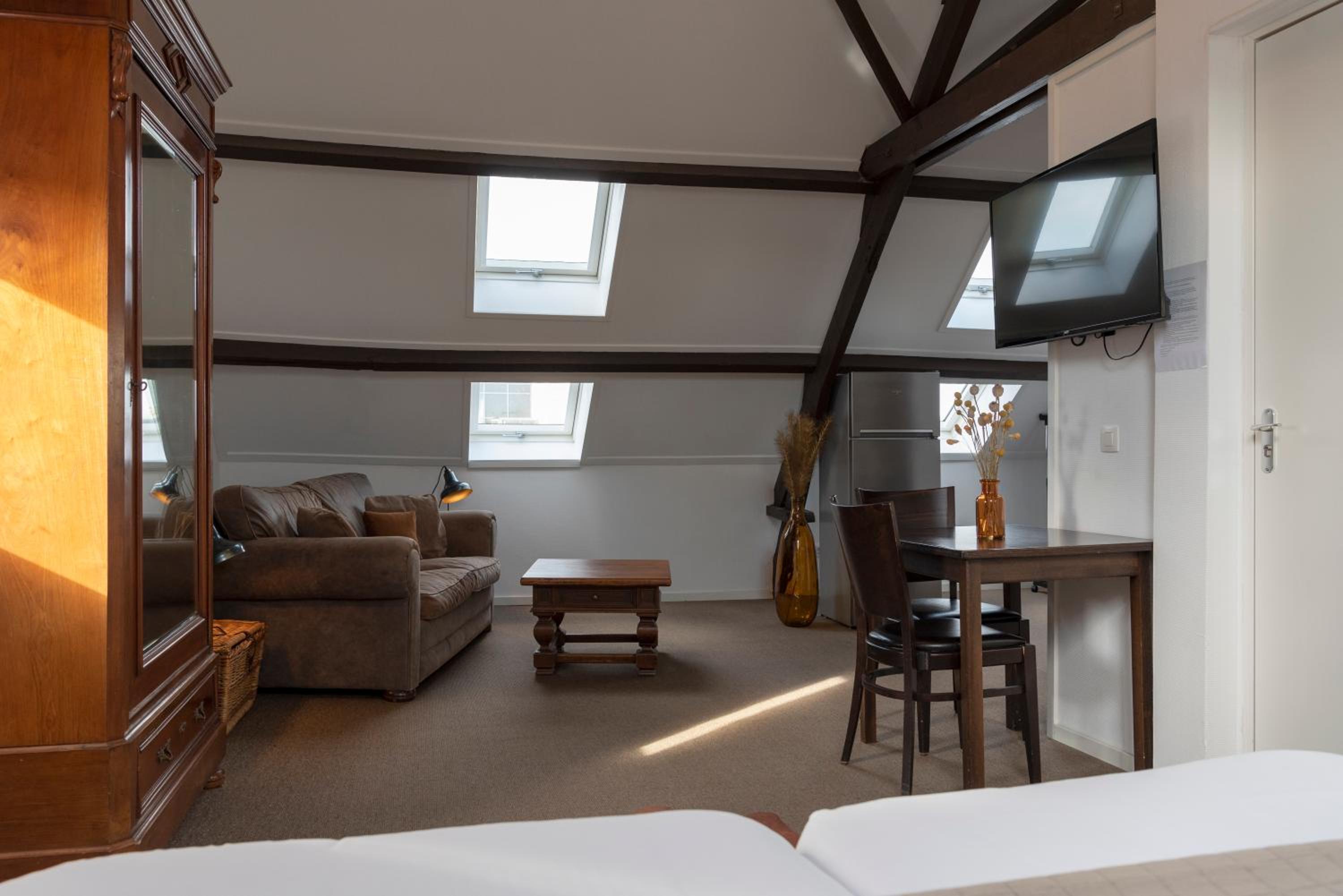 Large Twin Room - Photo 1