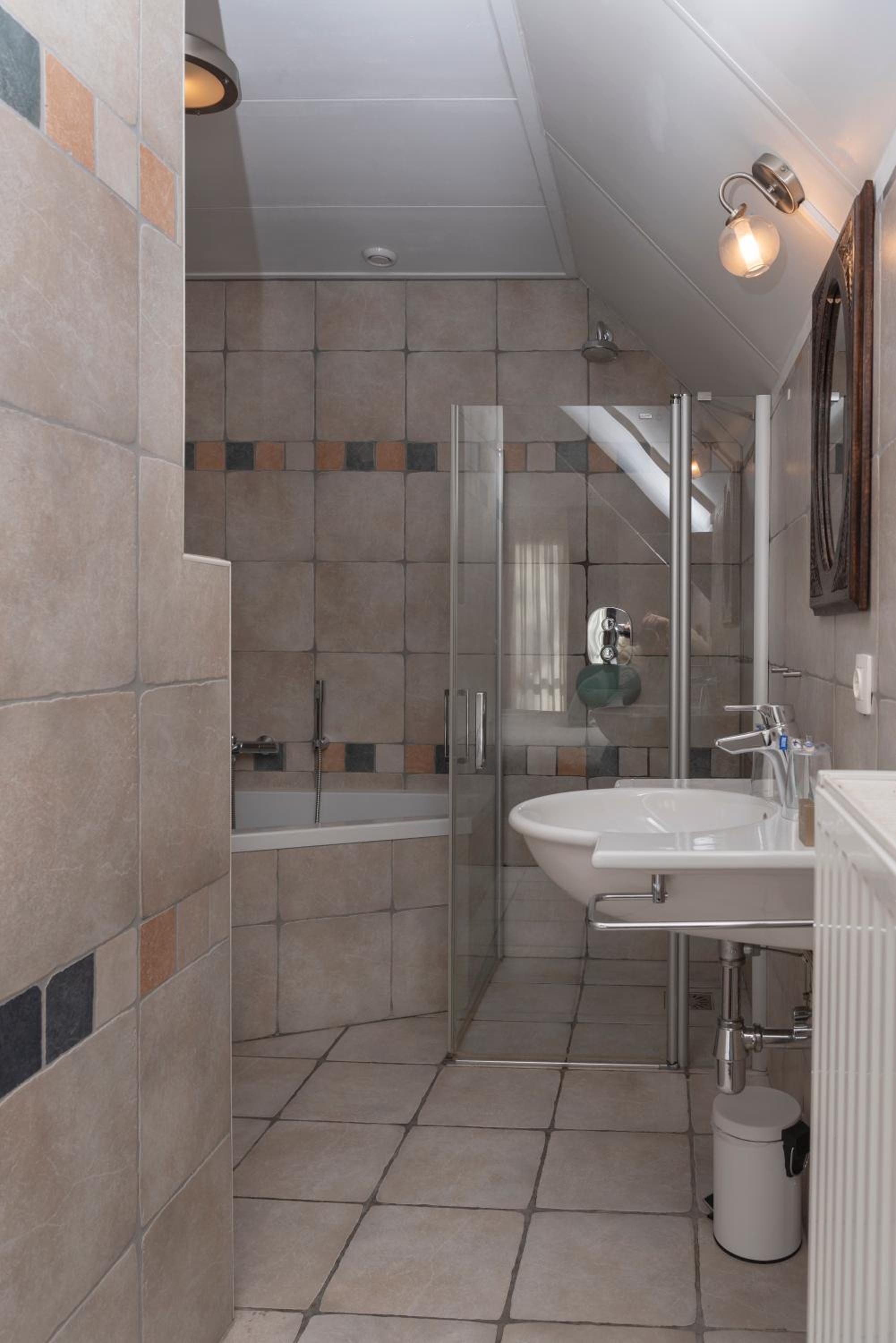 Double Room with Bath - Photo 3
