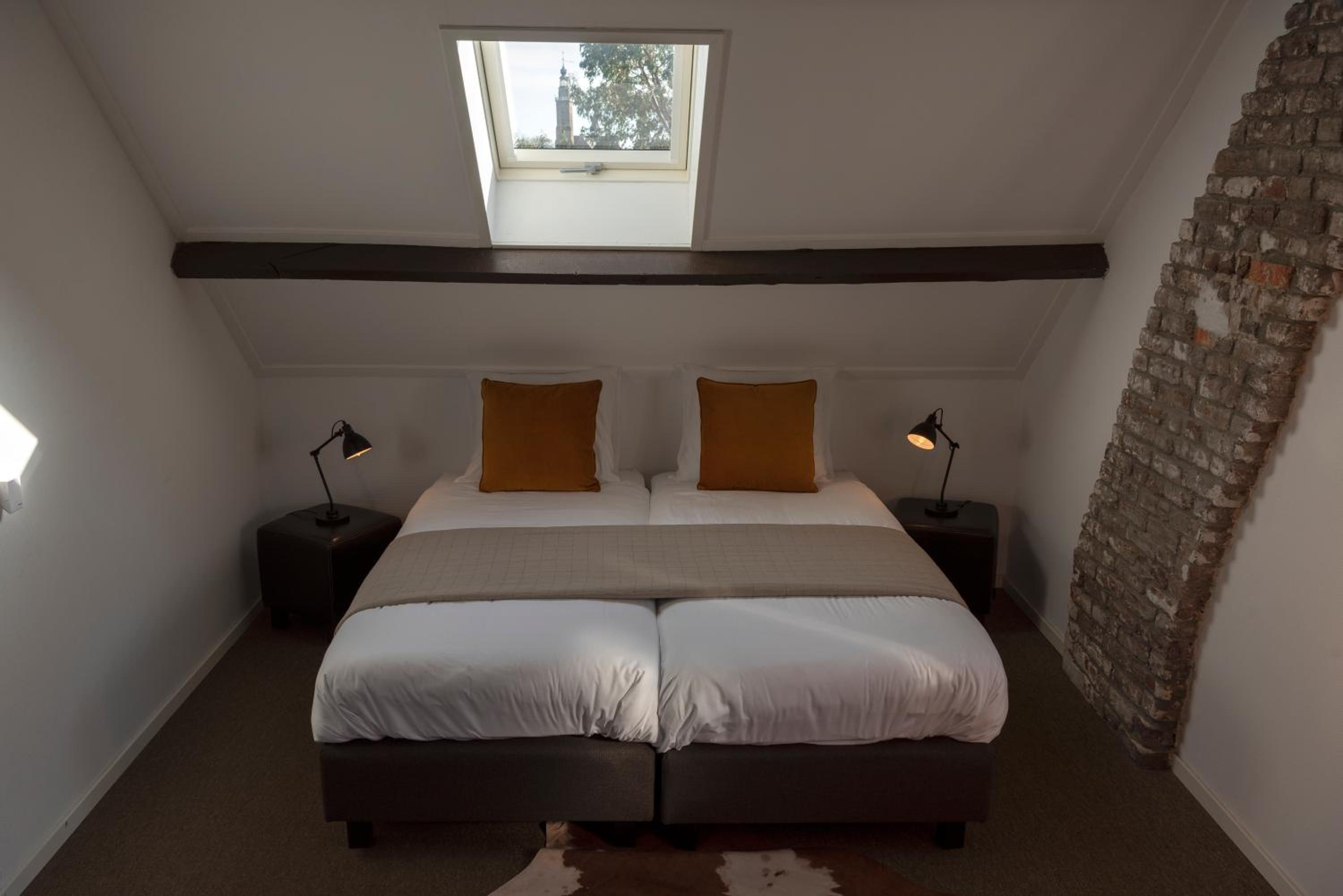 Large Twin Room - Photo 2