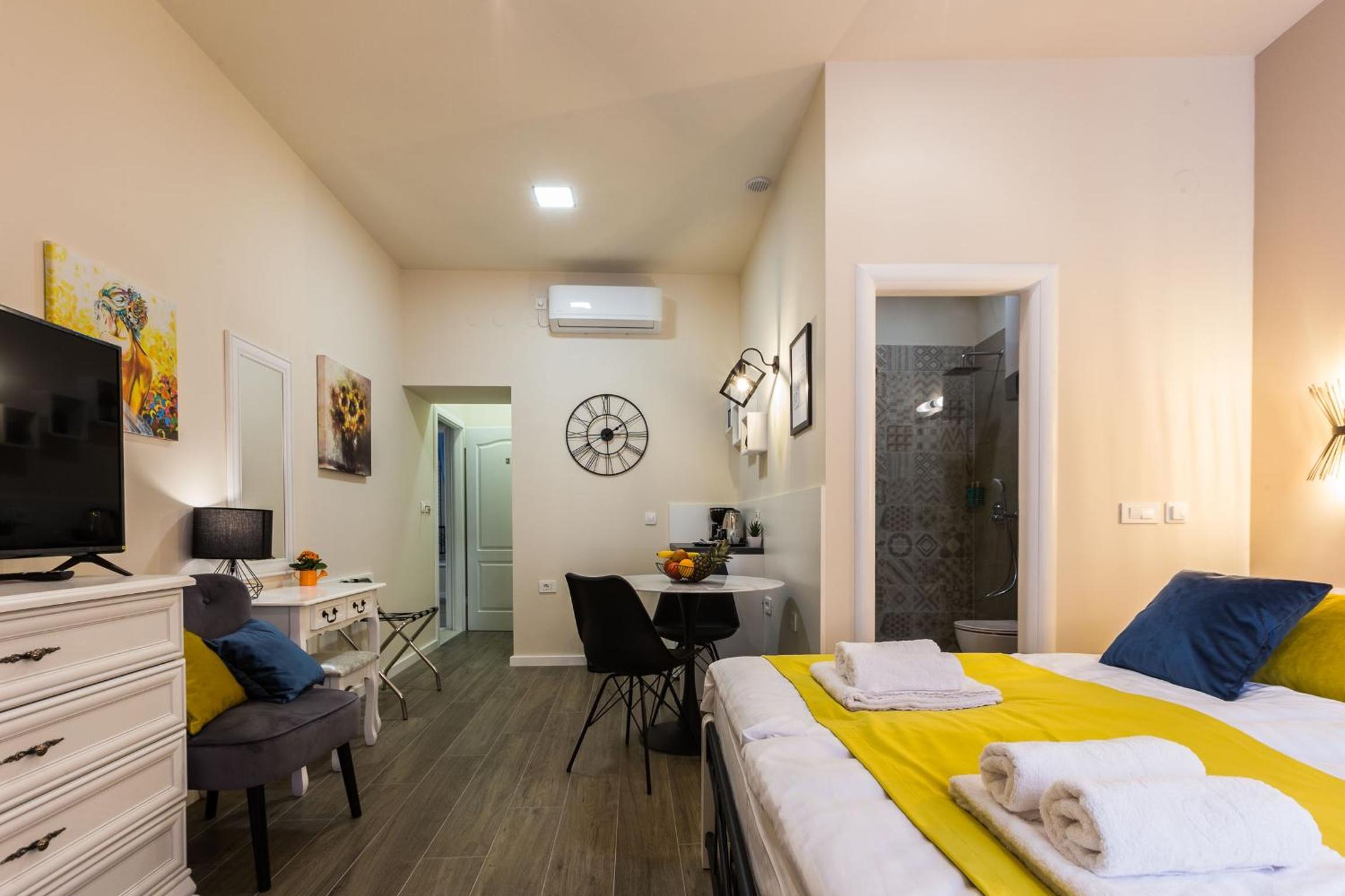 Double Room - Photo 8