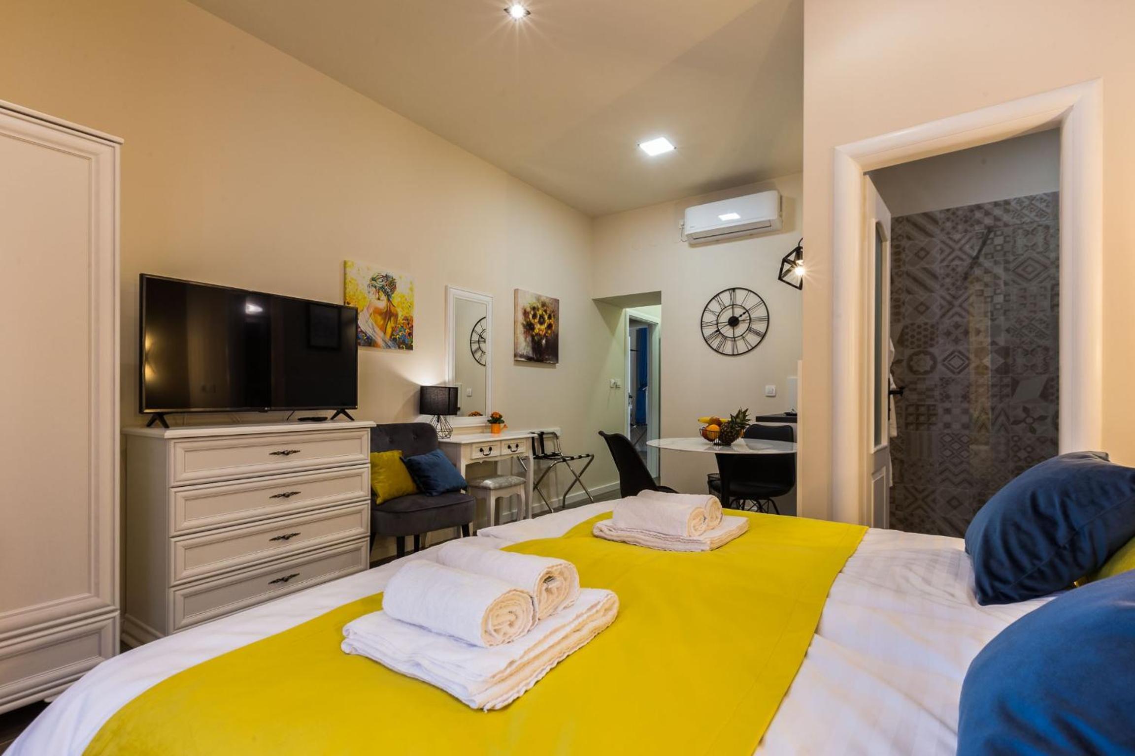Double Room - Photo 9