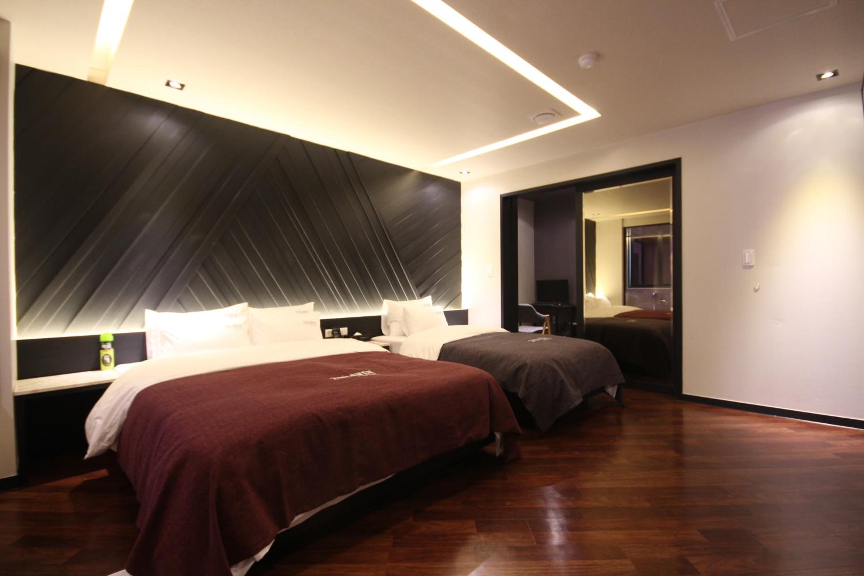 Family Twin Room - Photo 3