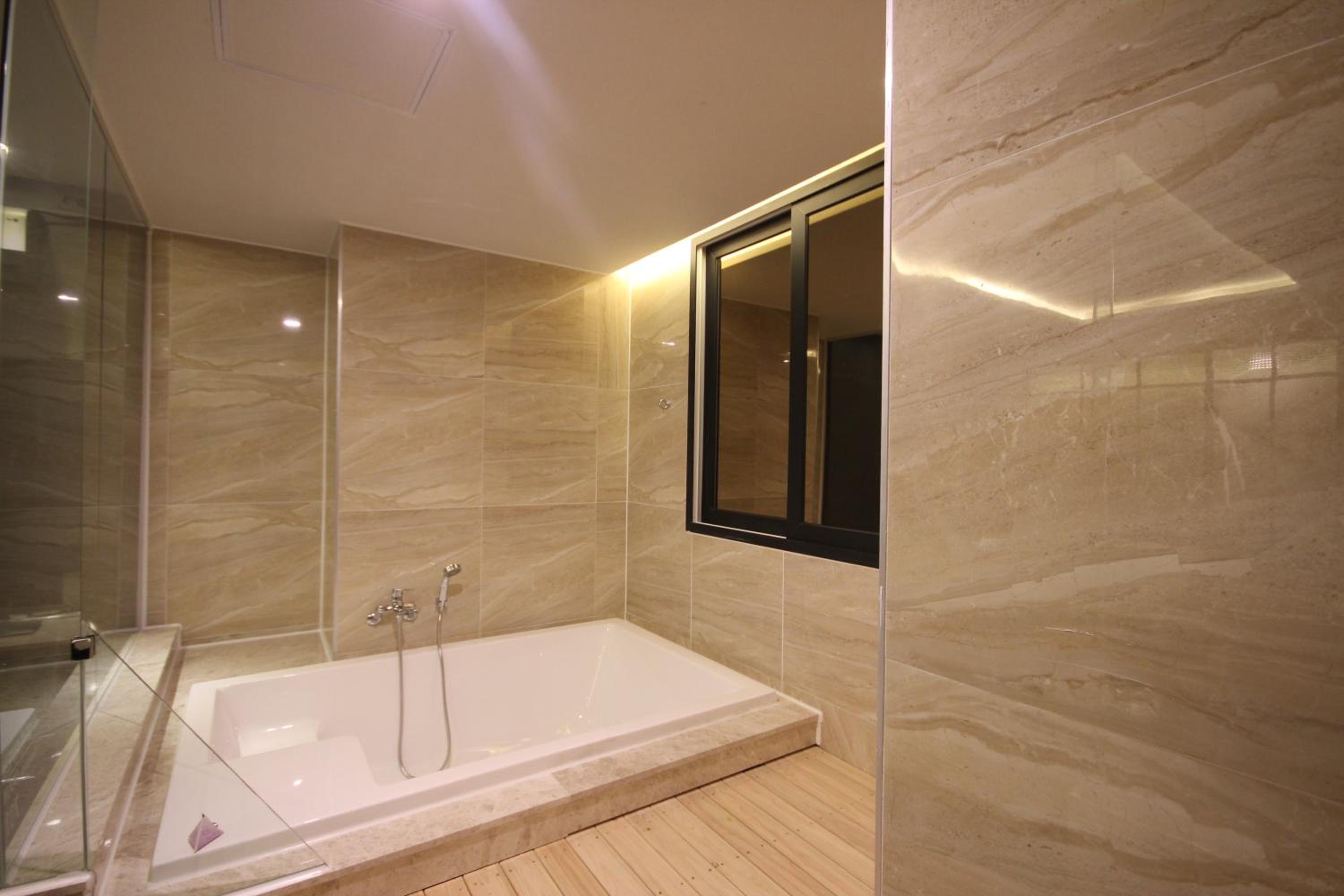 Standard Twin Room - Photo 3