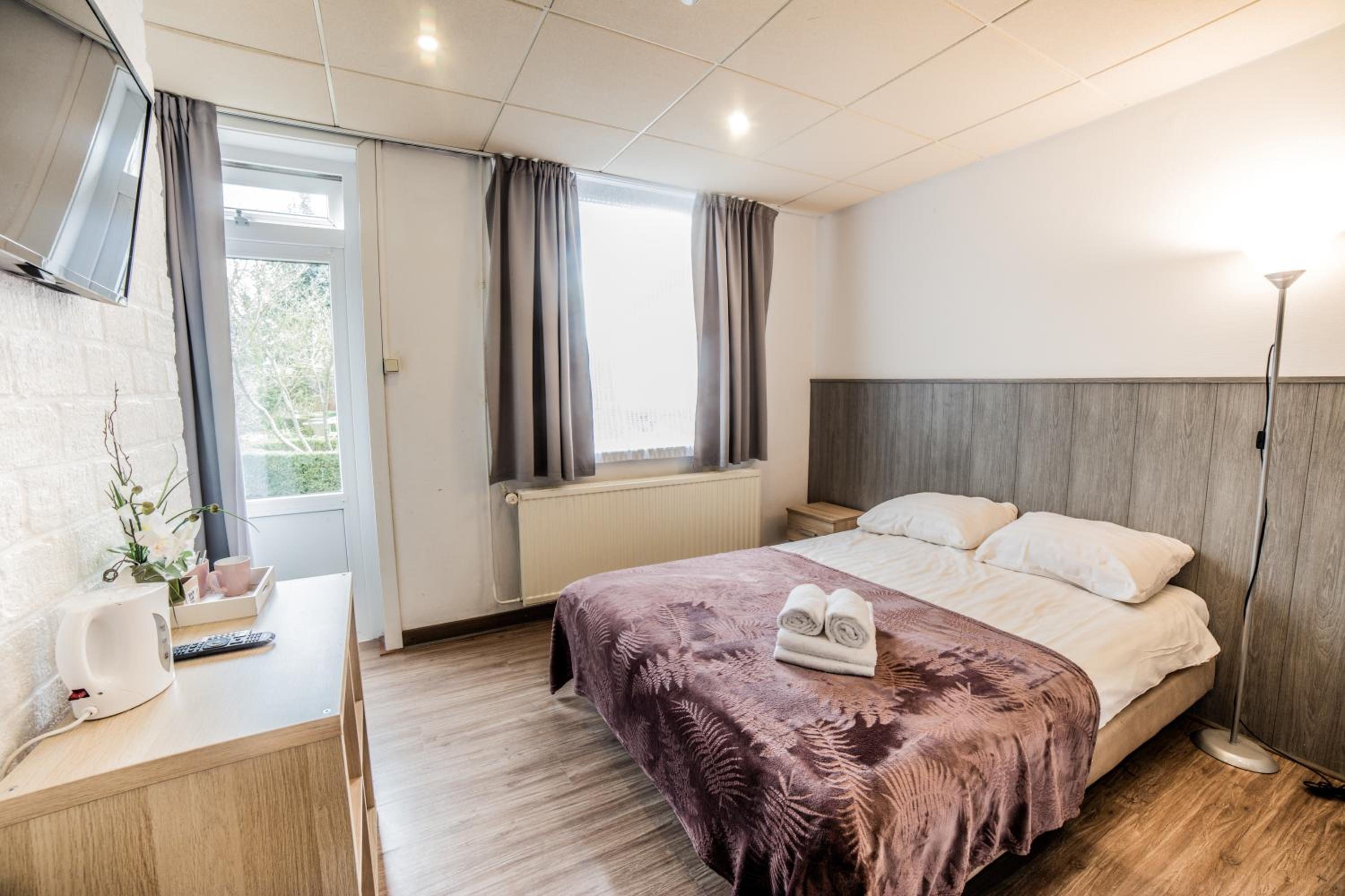 Double or Twin Room with Private Bathroom photo 3