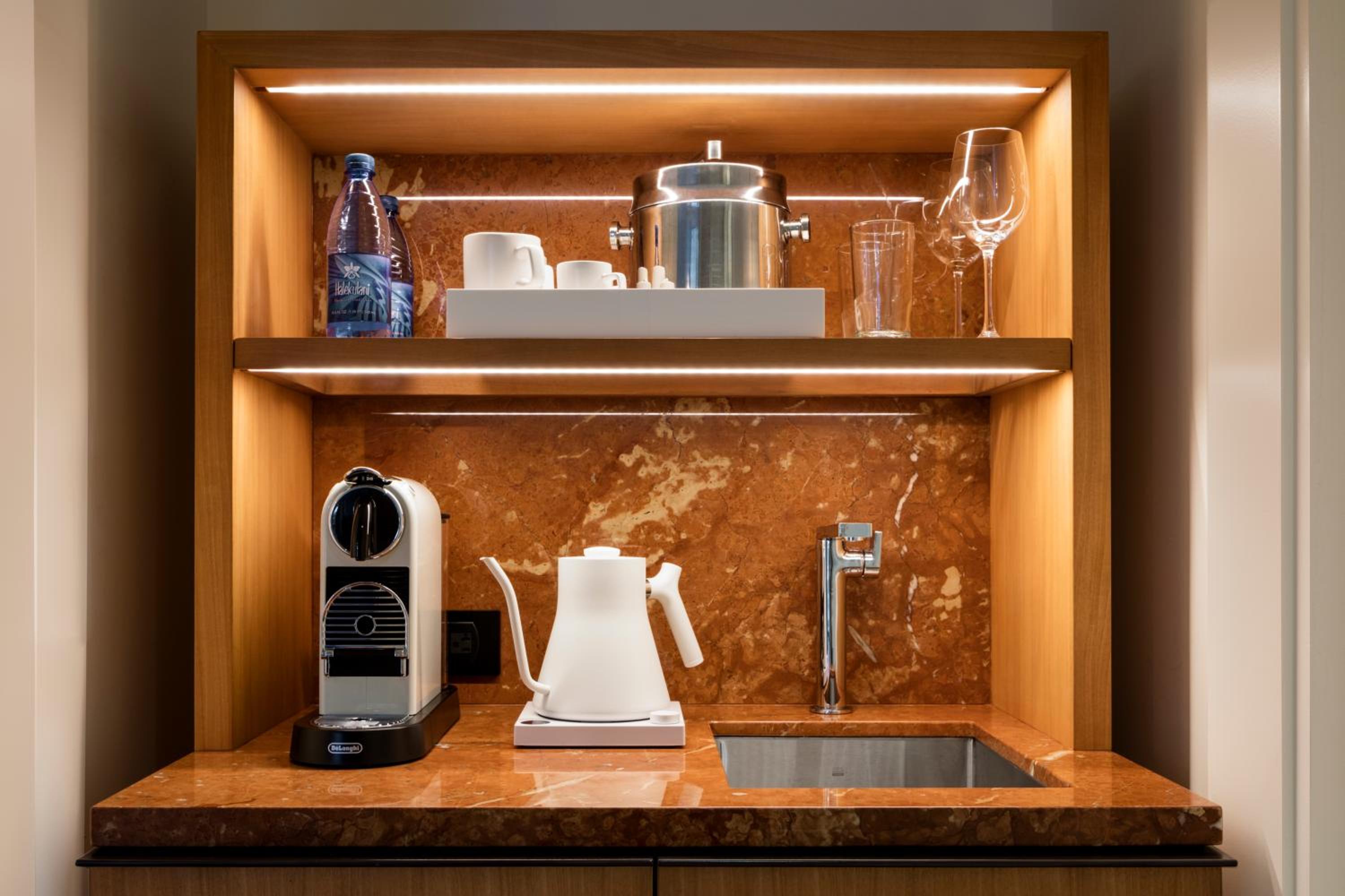 Suite - Photo 3