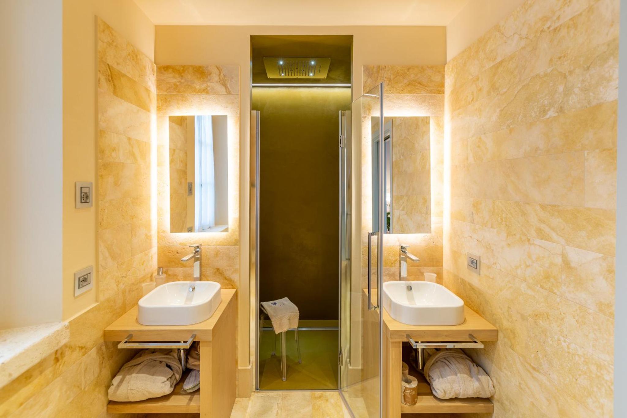 Deluxe Suite - Photo 3