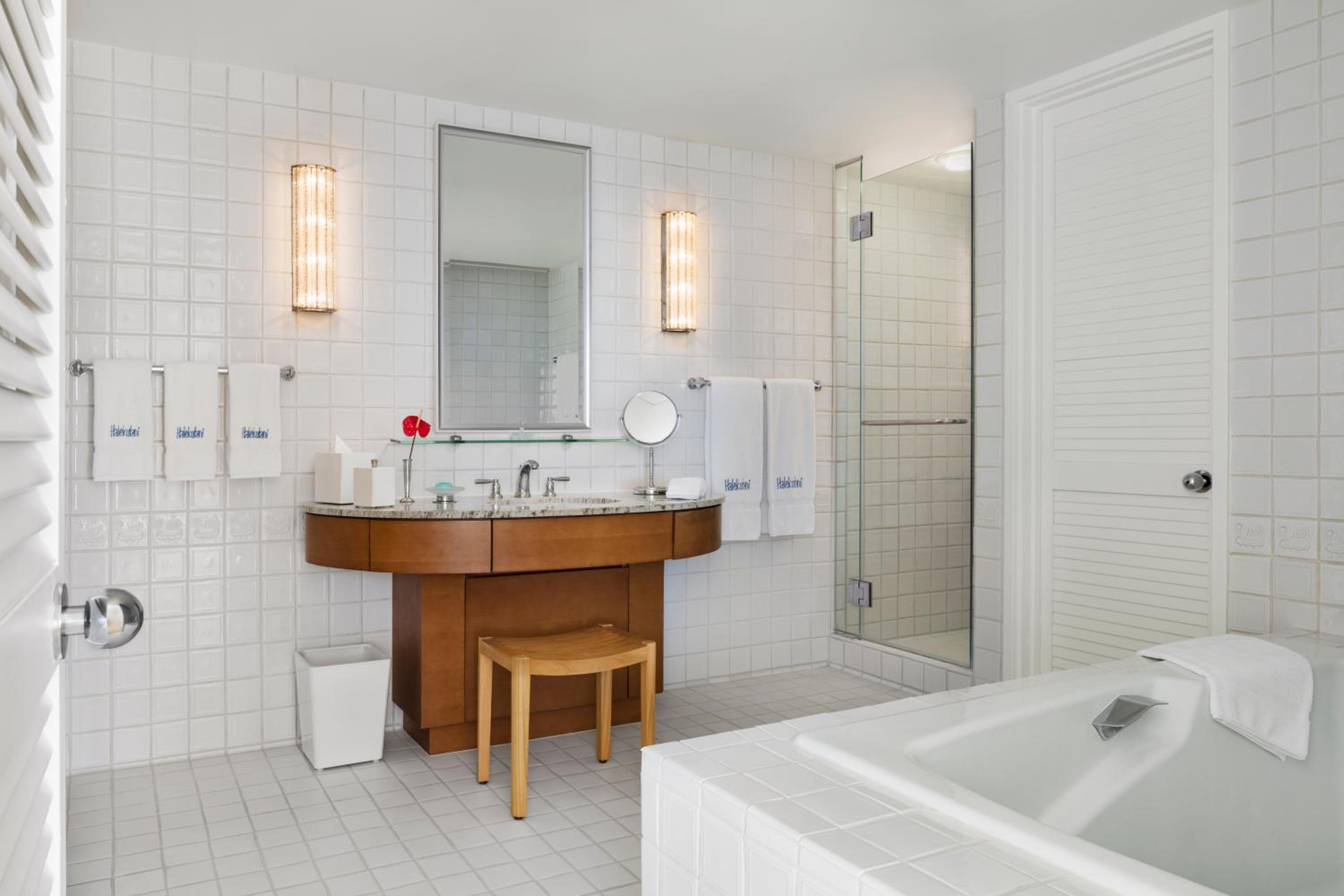 Halekulani - NO RESORT FEE: Garden Junior Suite King photo