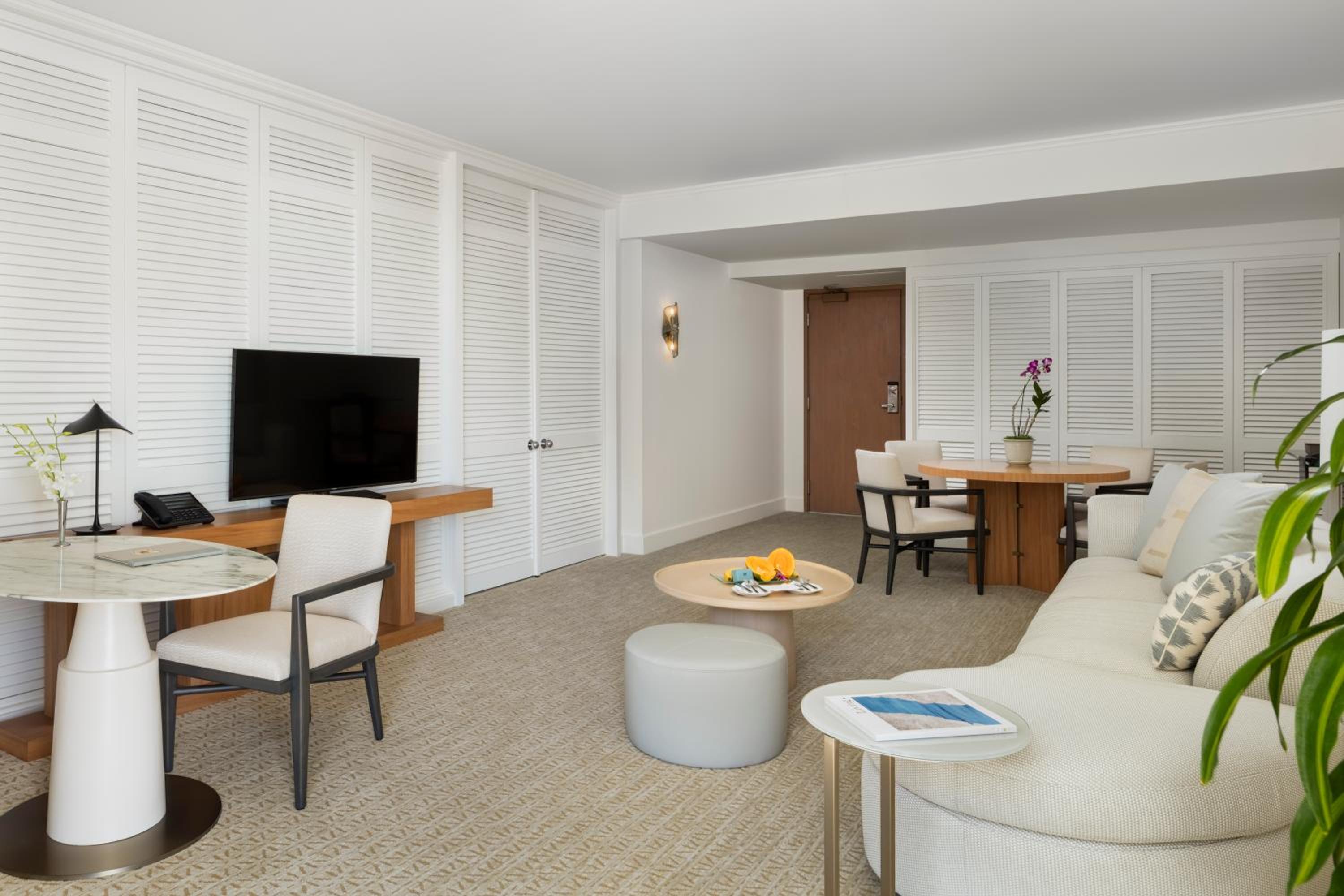 Halekulani - NO RESORT FEE: Pool View King Accessible Suite photo
