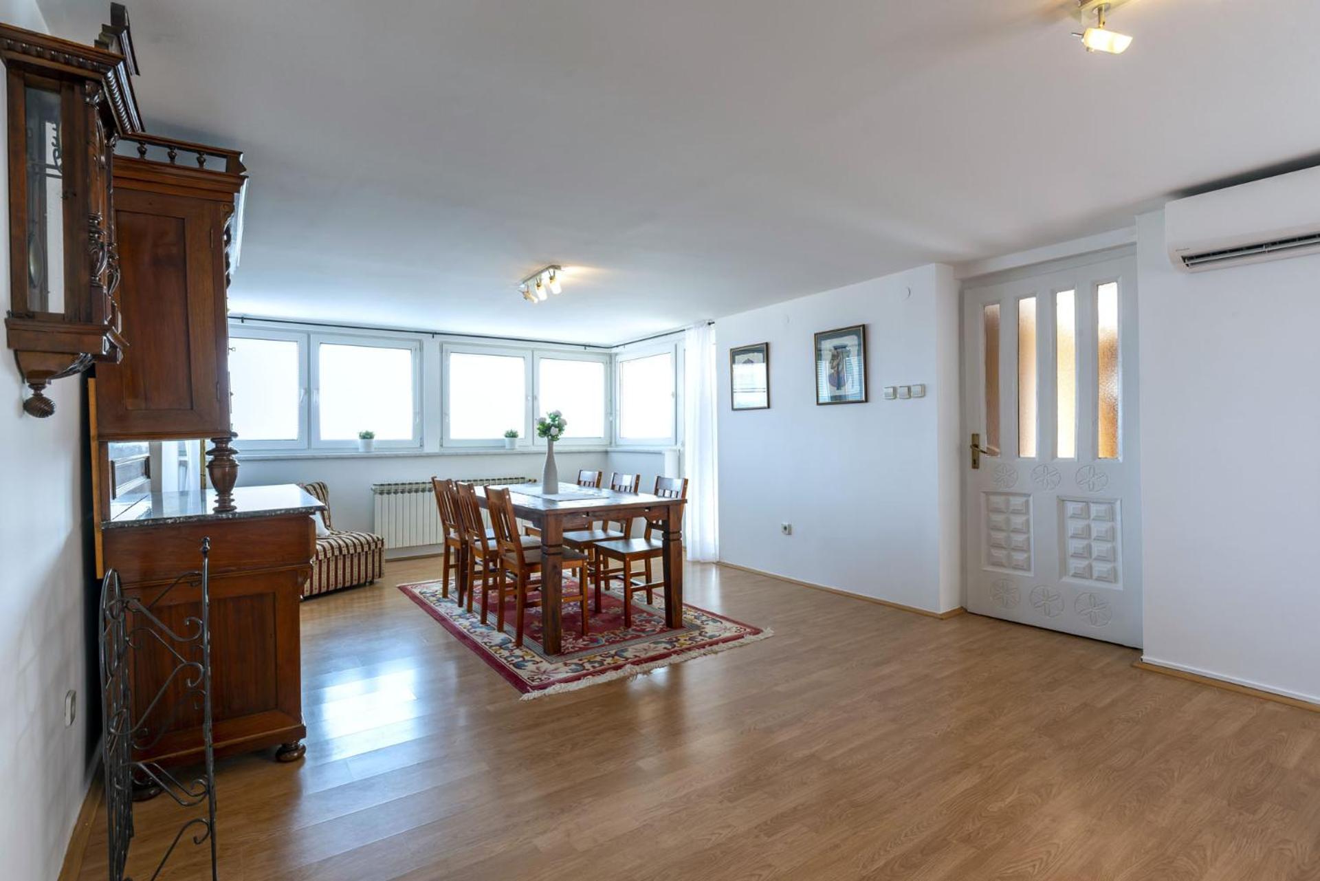 Apartment with Balcony photo 3