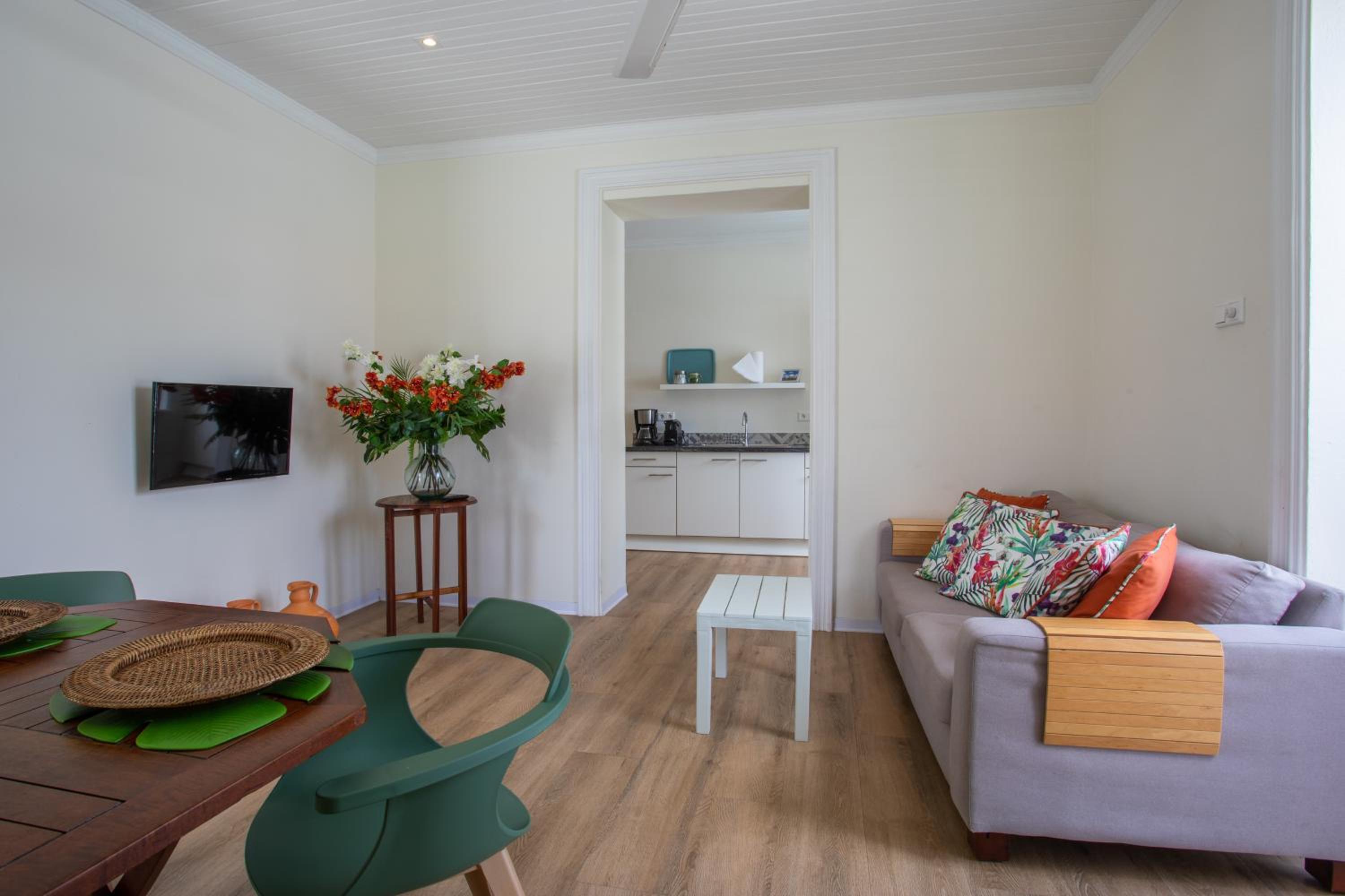 Premium 1-bedroom Apartment with balcony top floor