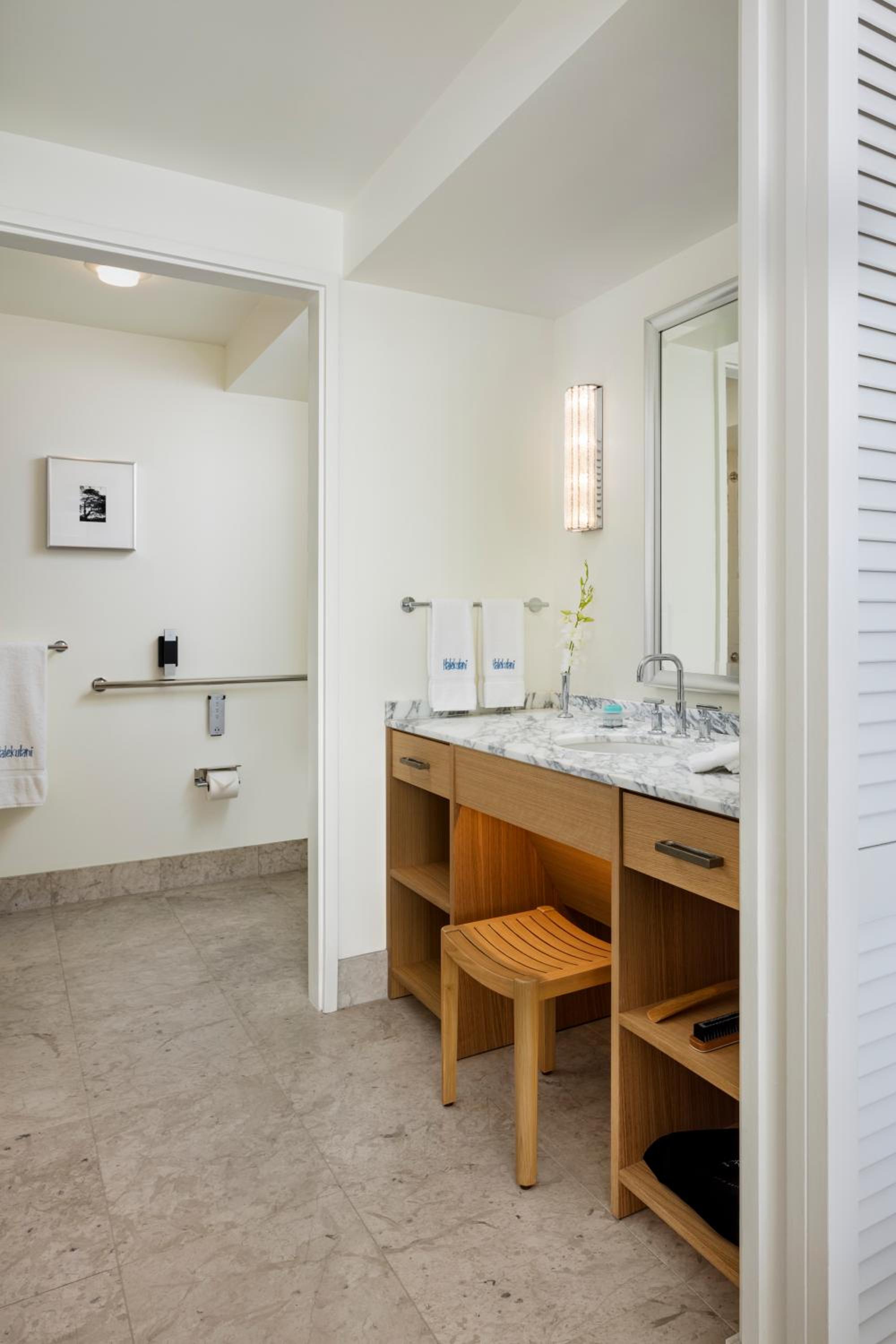 Halekulani - NO RESORT FEE: Pool View King Accessible Suite photo