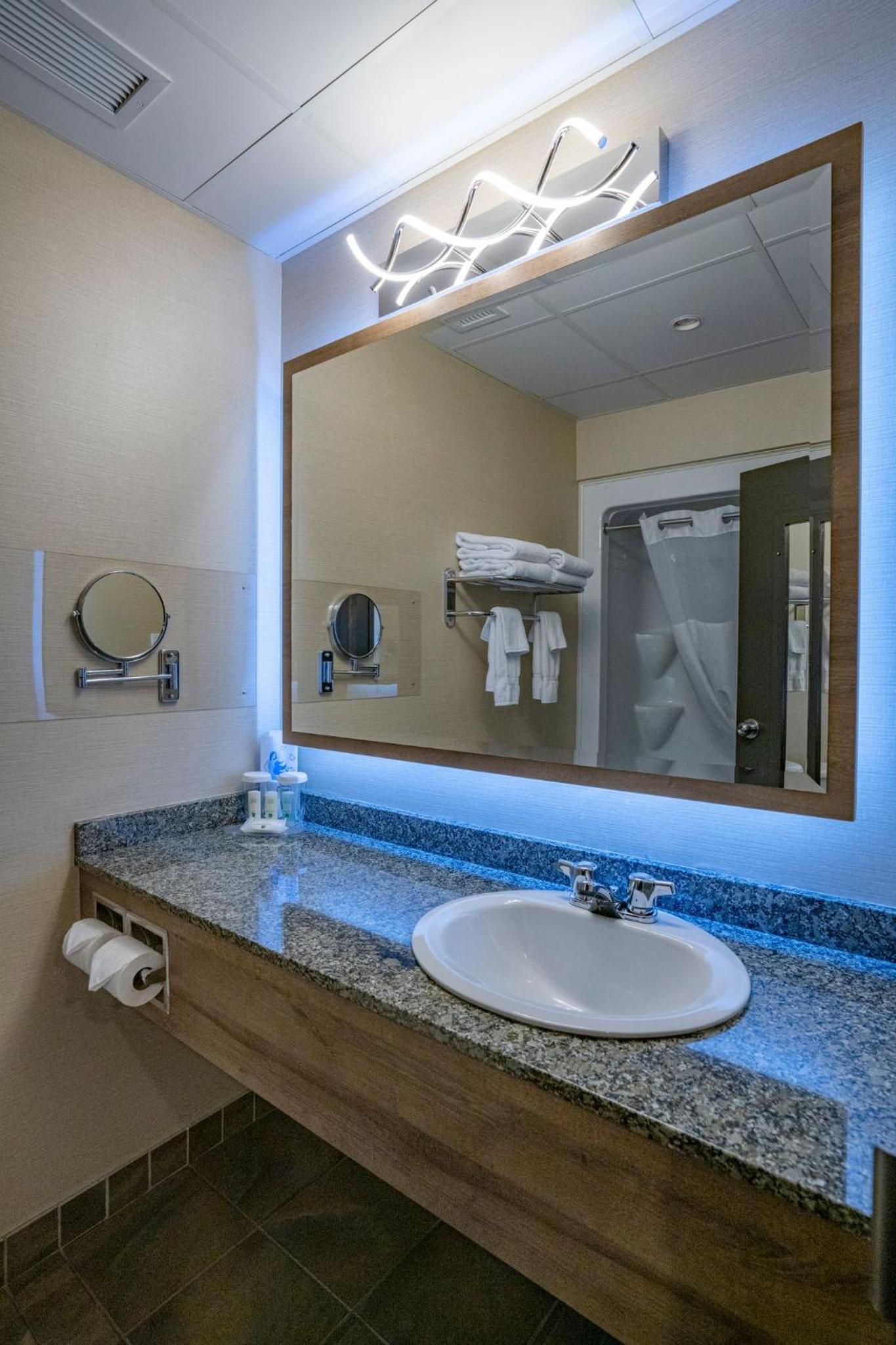 Queen Suite with Two Queen Beds - Non Smoking - Photo 4