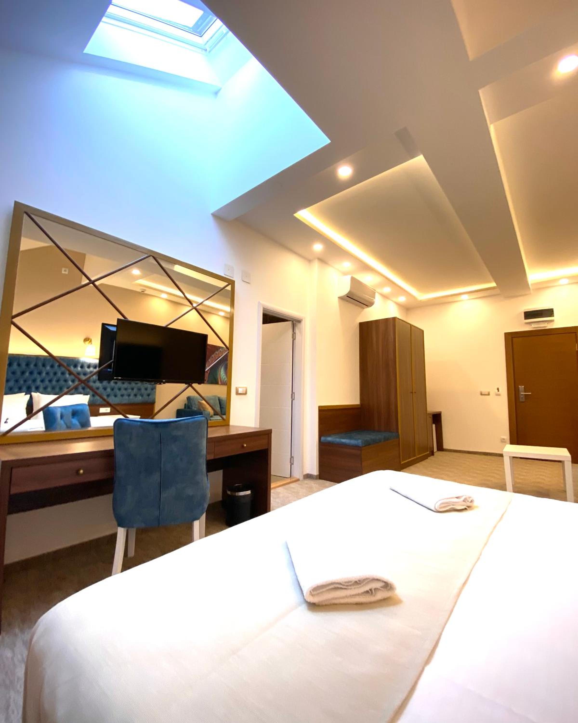 Standard Double or Twin Room - Photo 13