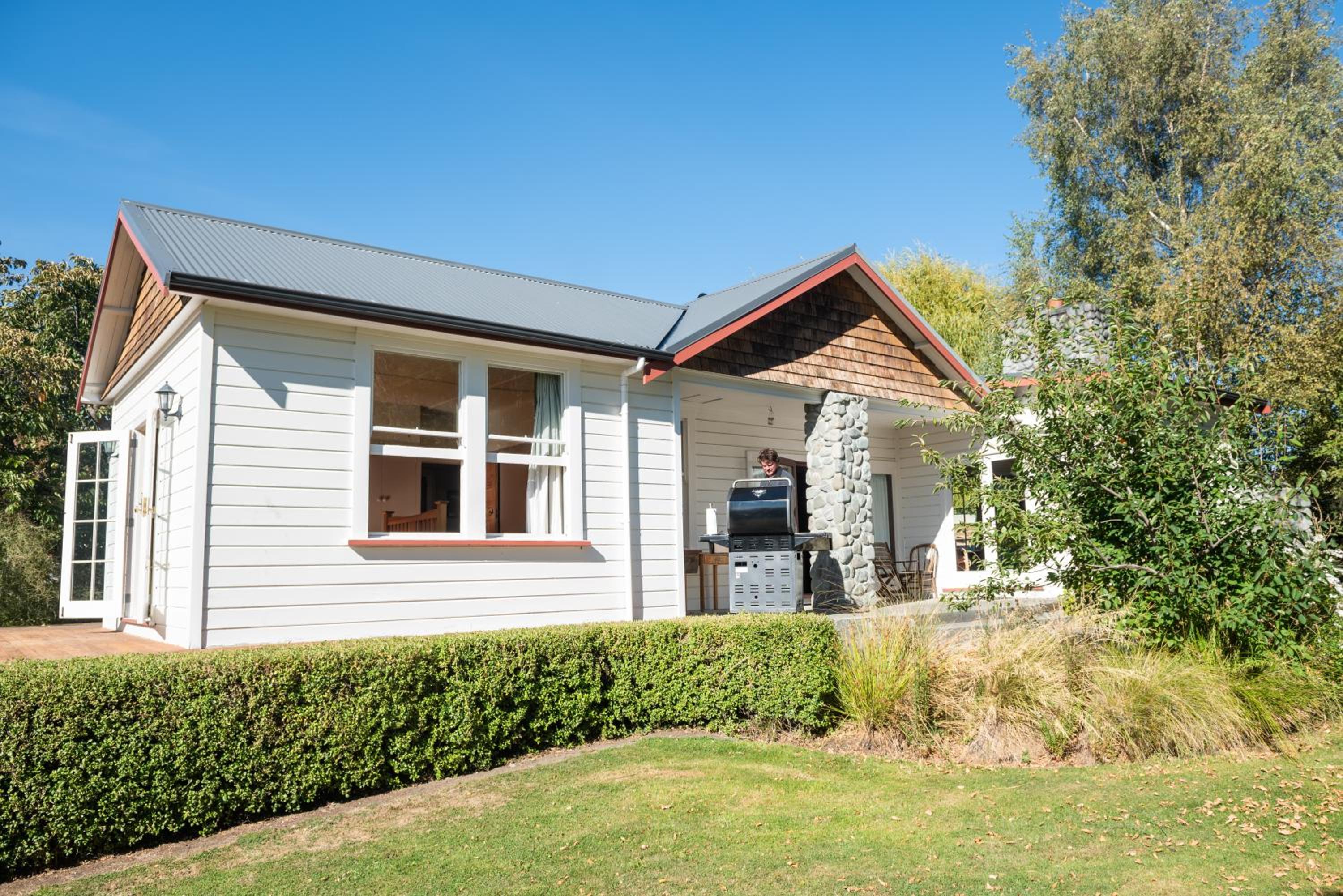 Five-Bedroom House - Photo 3