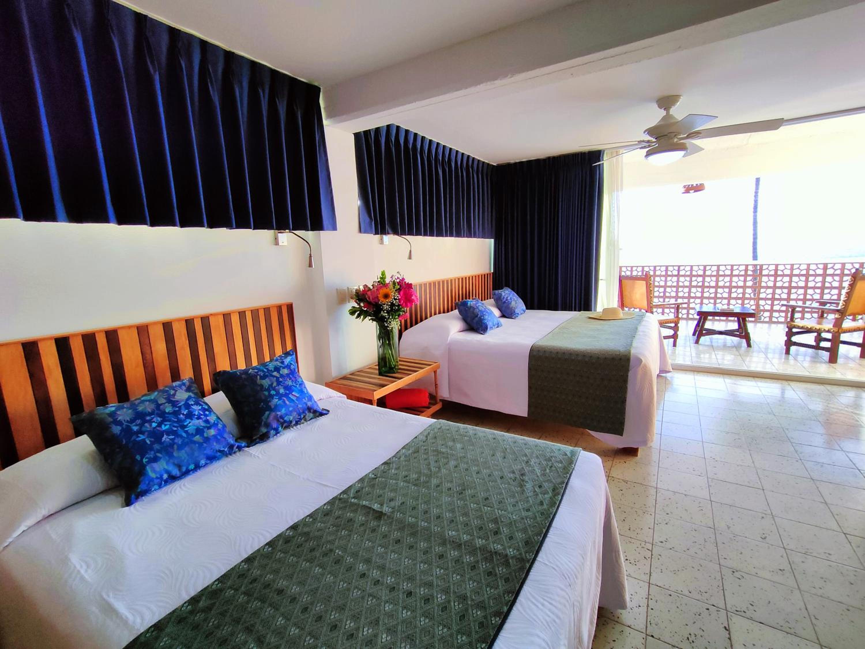 Double Room with Two Double Beds and Ocean View - Photo 1