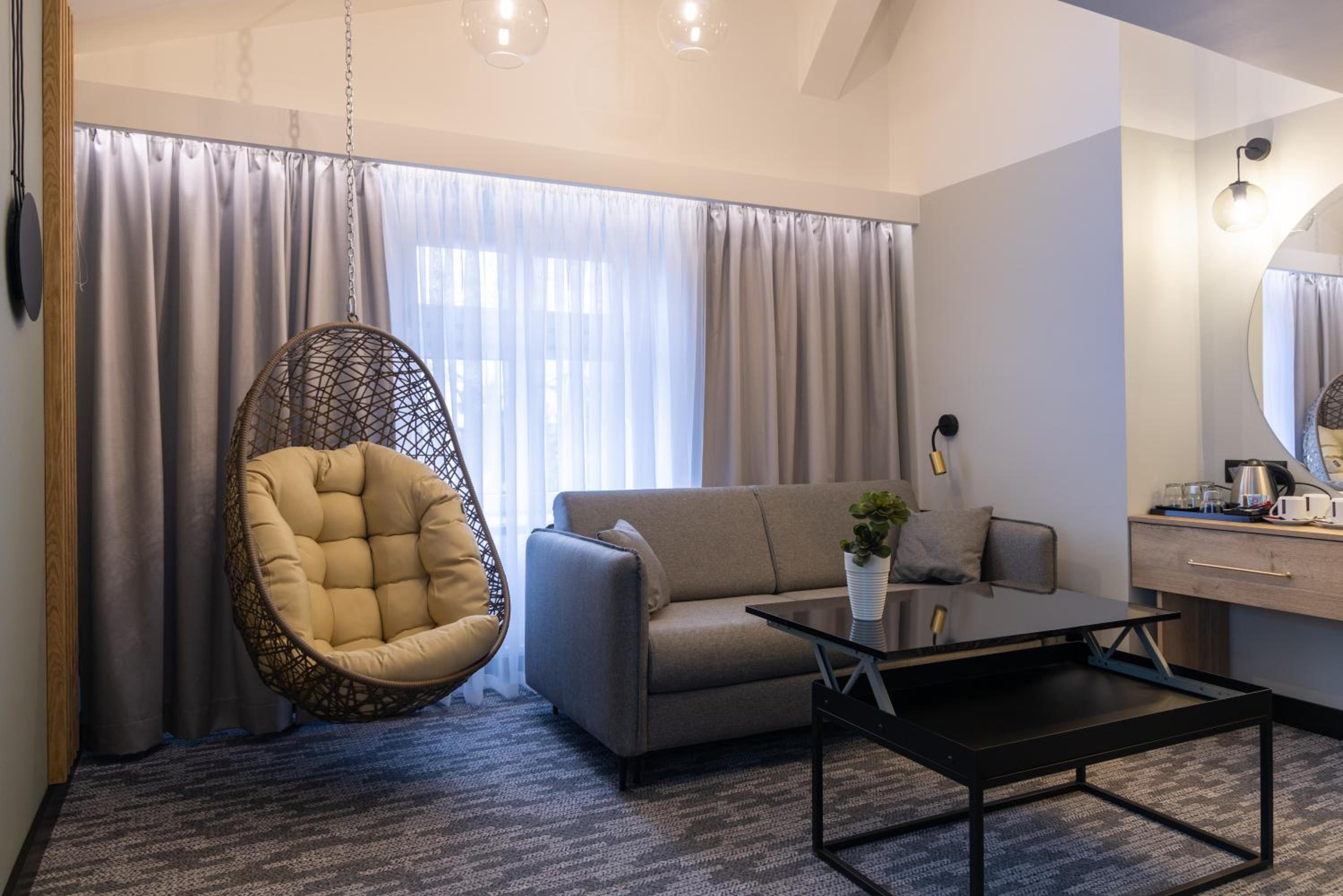 Deluxe Double Room (2 Adults + 1 Child) - Photo 6