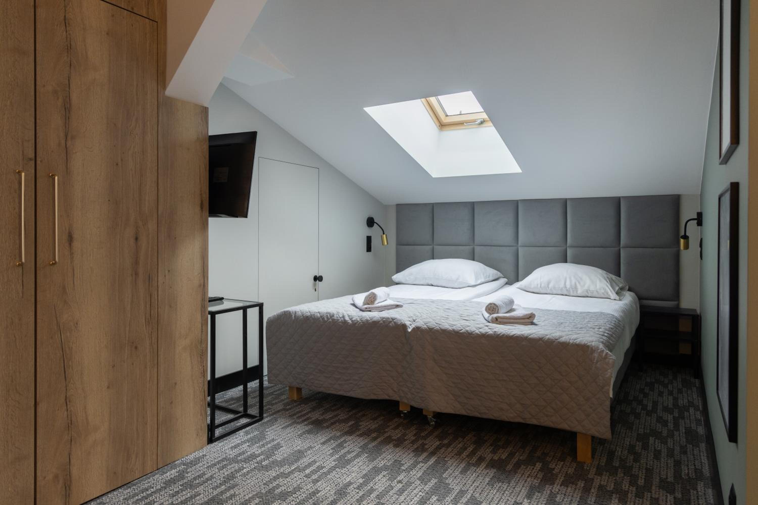 Deluxe Double Room (2 Adults + 1 Child) - Photo 4