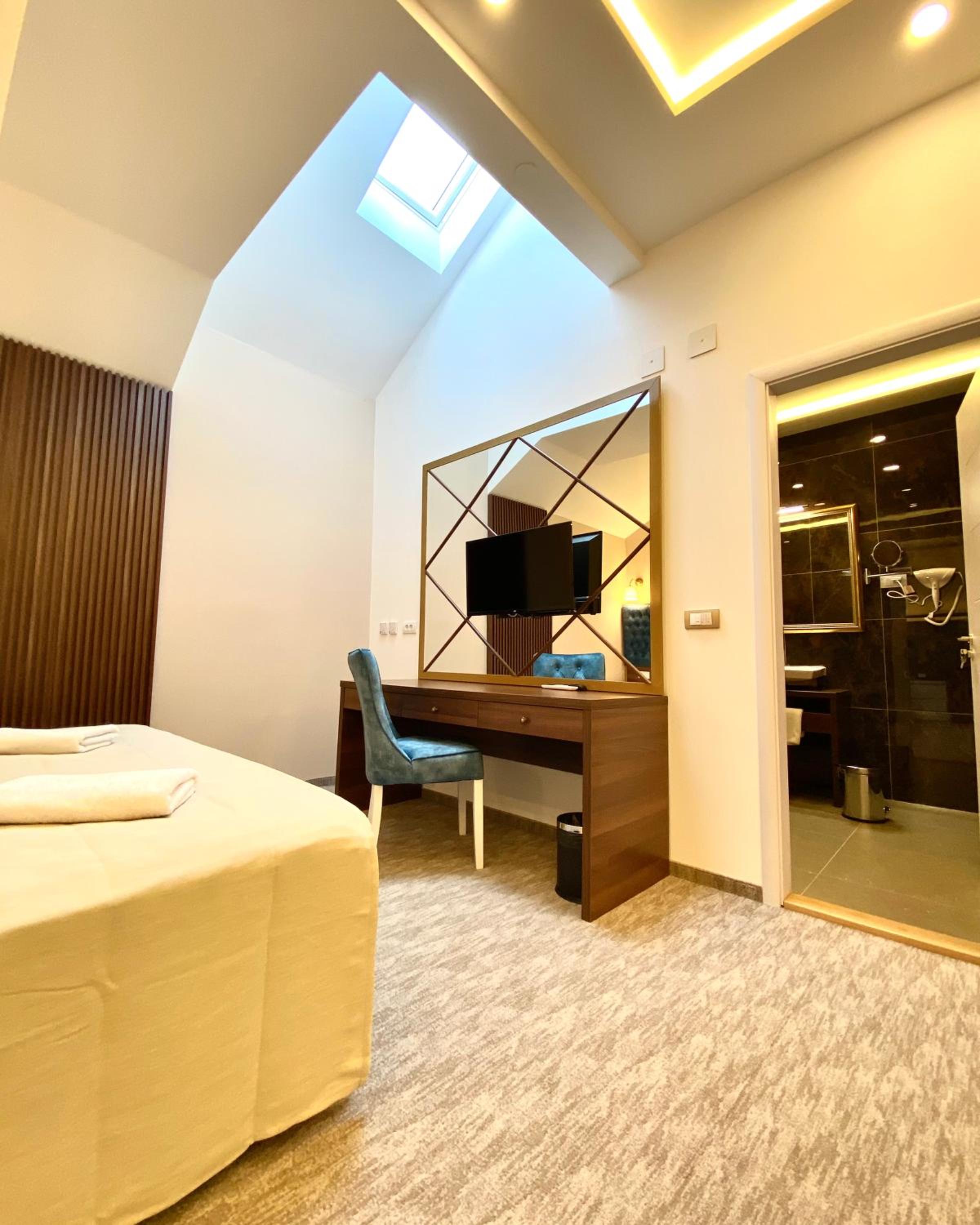Standard Double or Twin Room - Photo 17