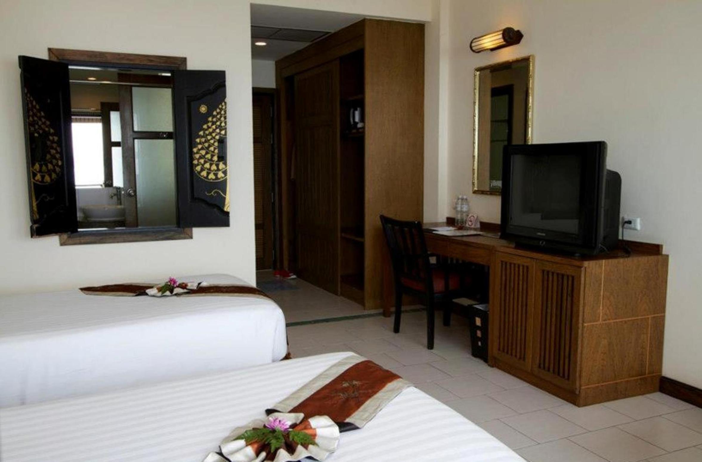 Deluxe Twin Room with Sea View - Photo 6