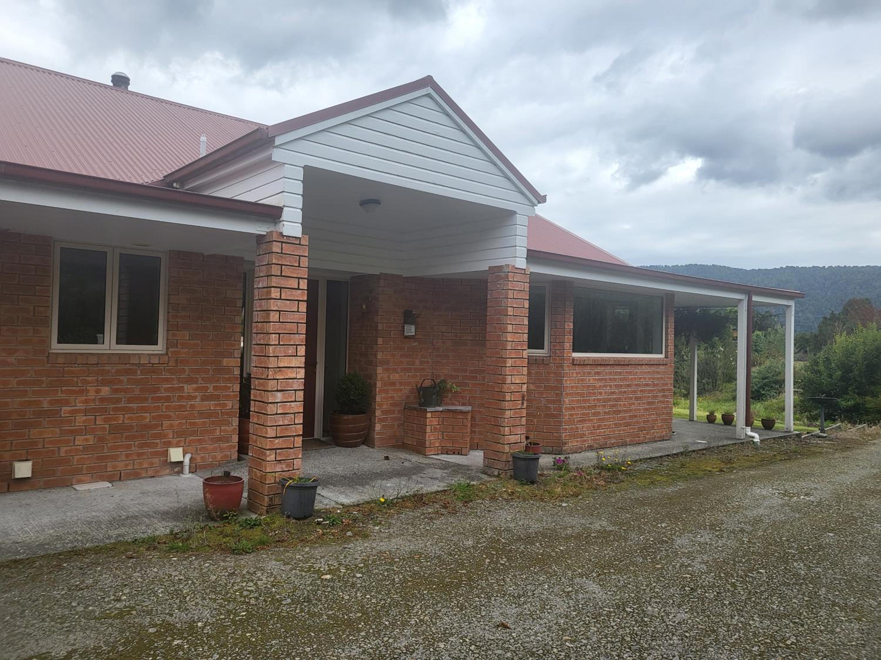 Six-Bedroom House - Photo 3