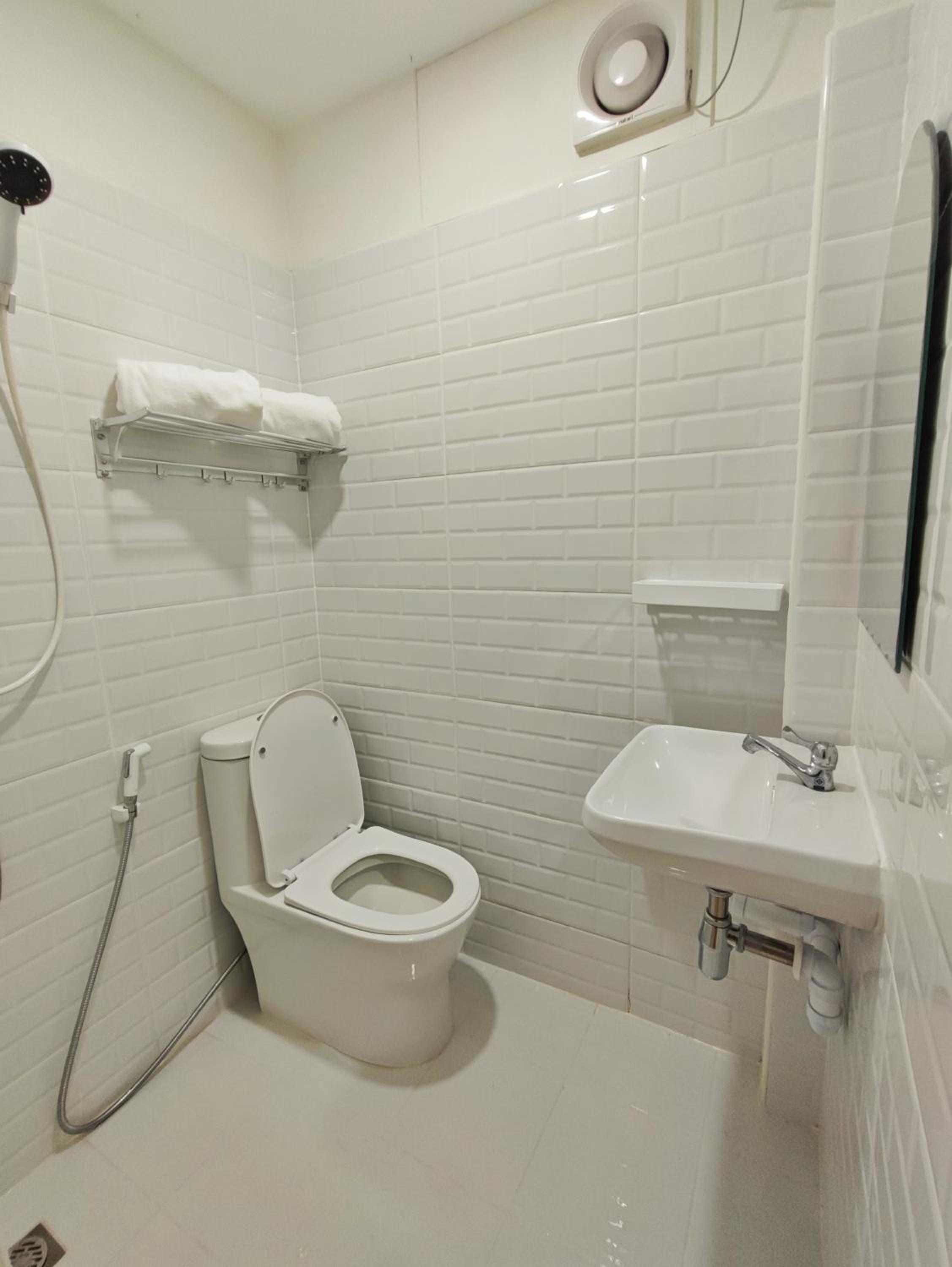 Double Room with Private Bathroom - Photo 4