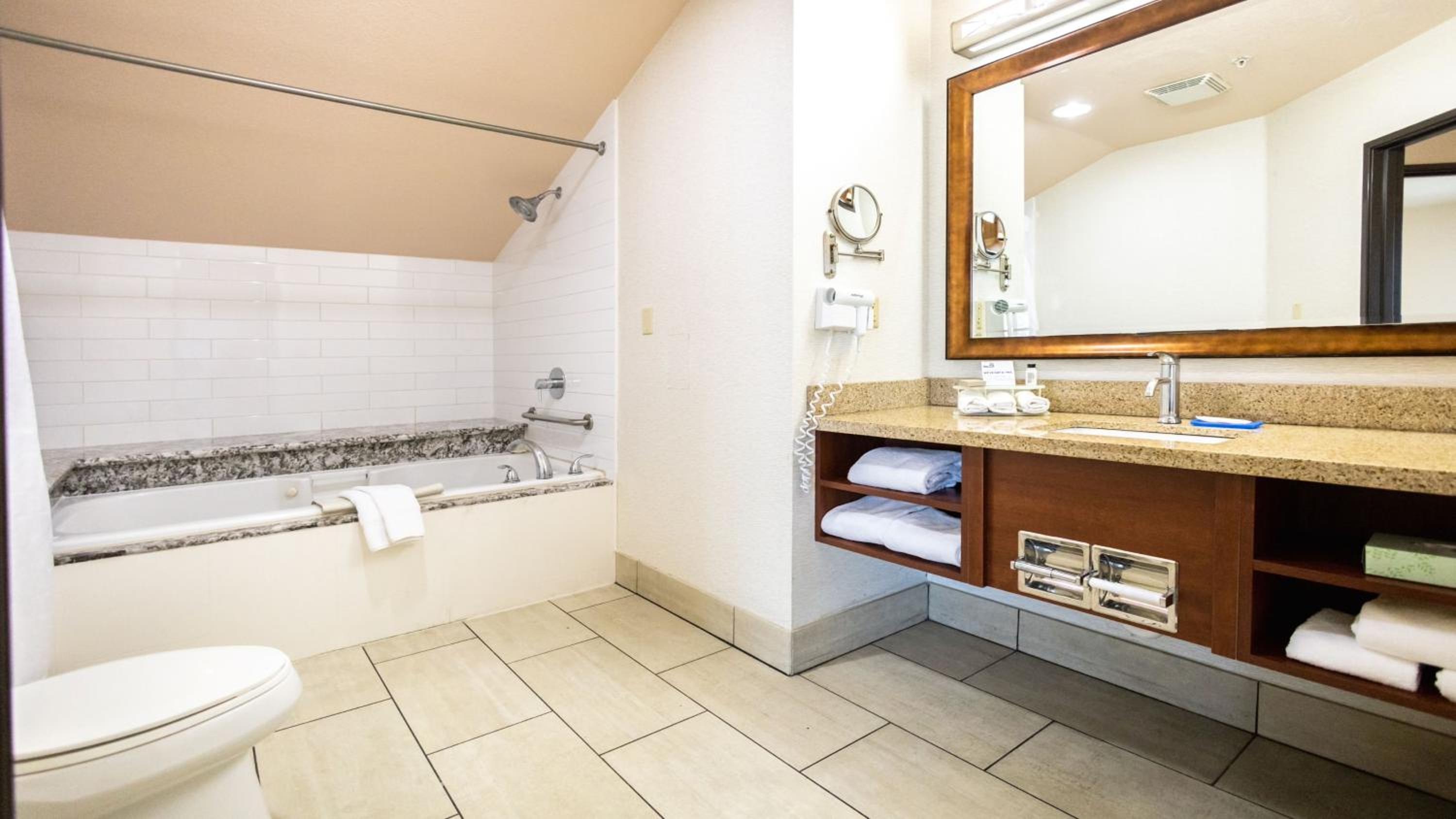 King Suite with Spa Bath - Photo 7