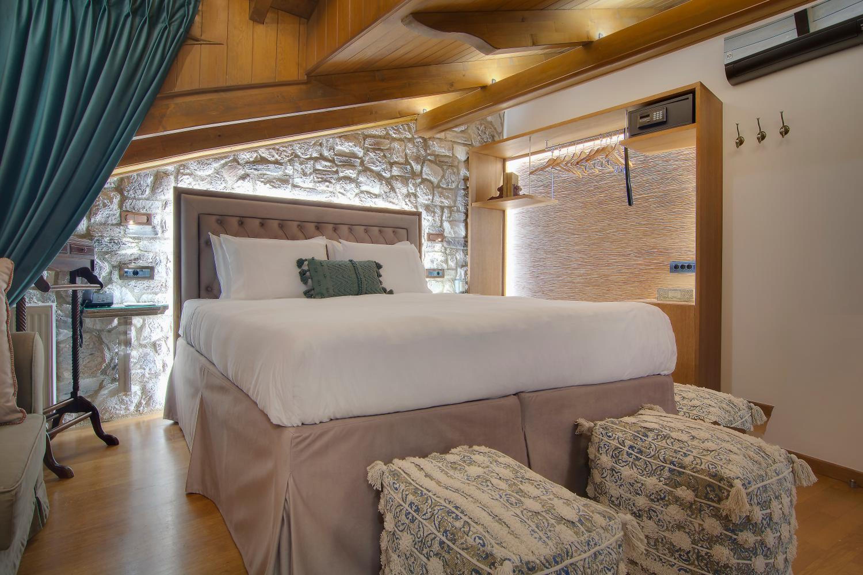 King Room with Lake View - Photo 2